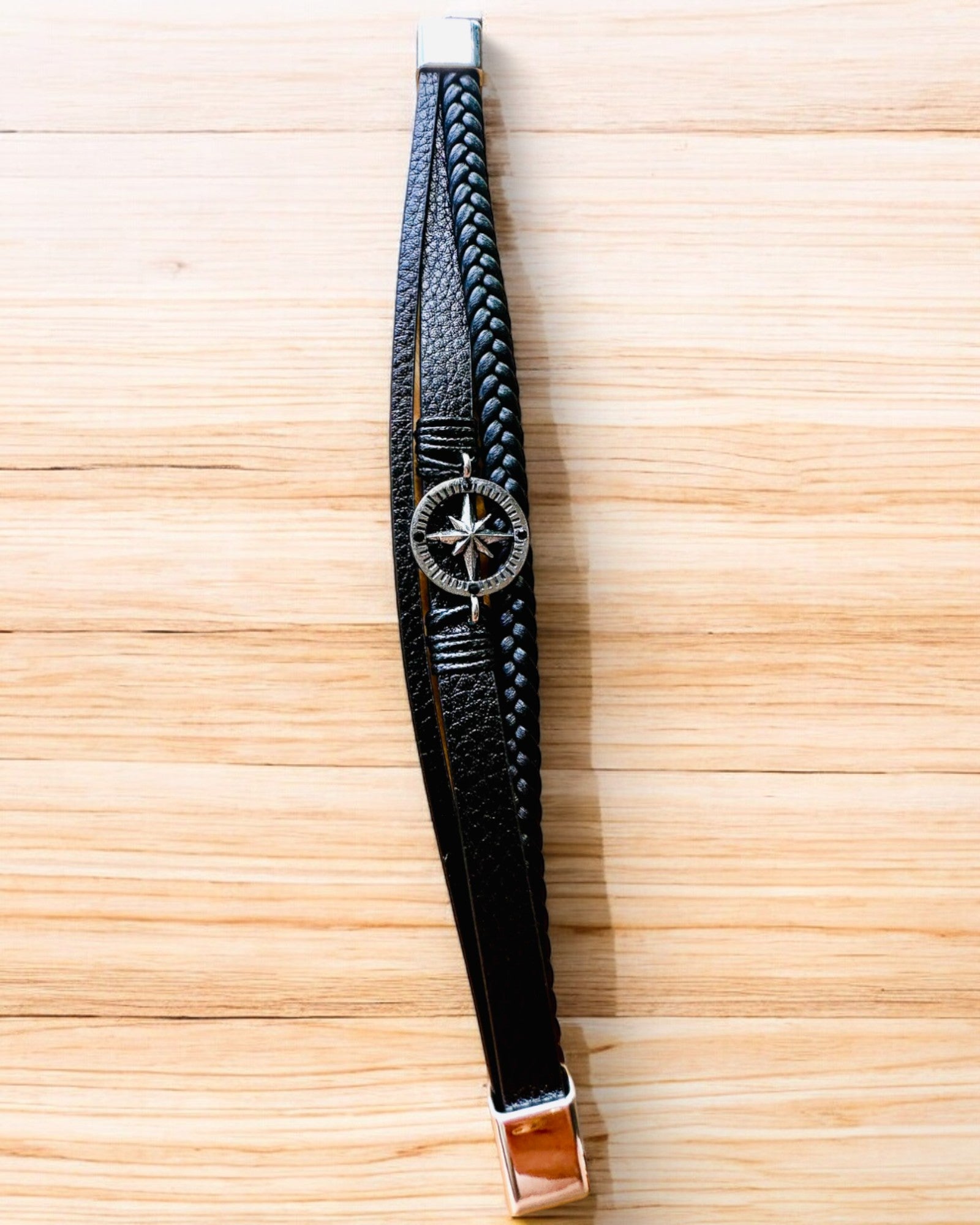 Rannekoru "Compass Adventure" - mahdollisuus personoida kaiverruksella lahjaksi, 2 värivaihtoehtoa valittavana