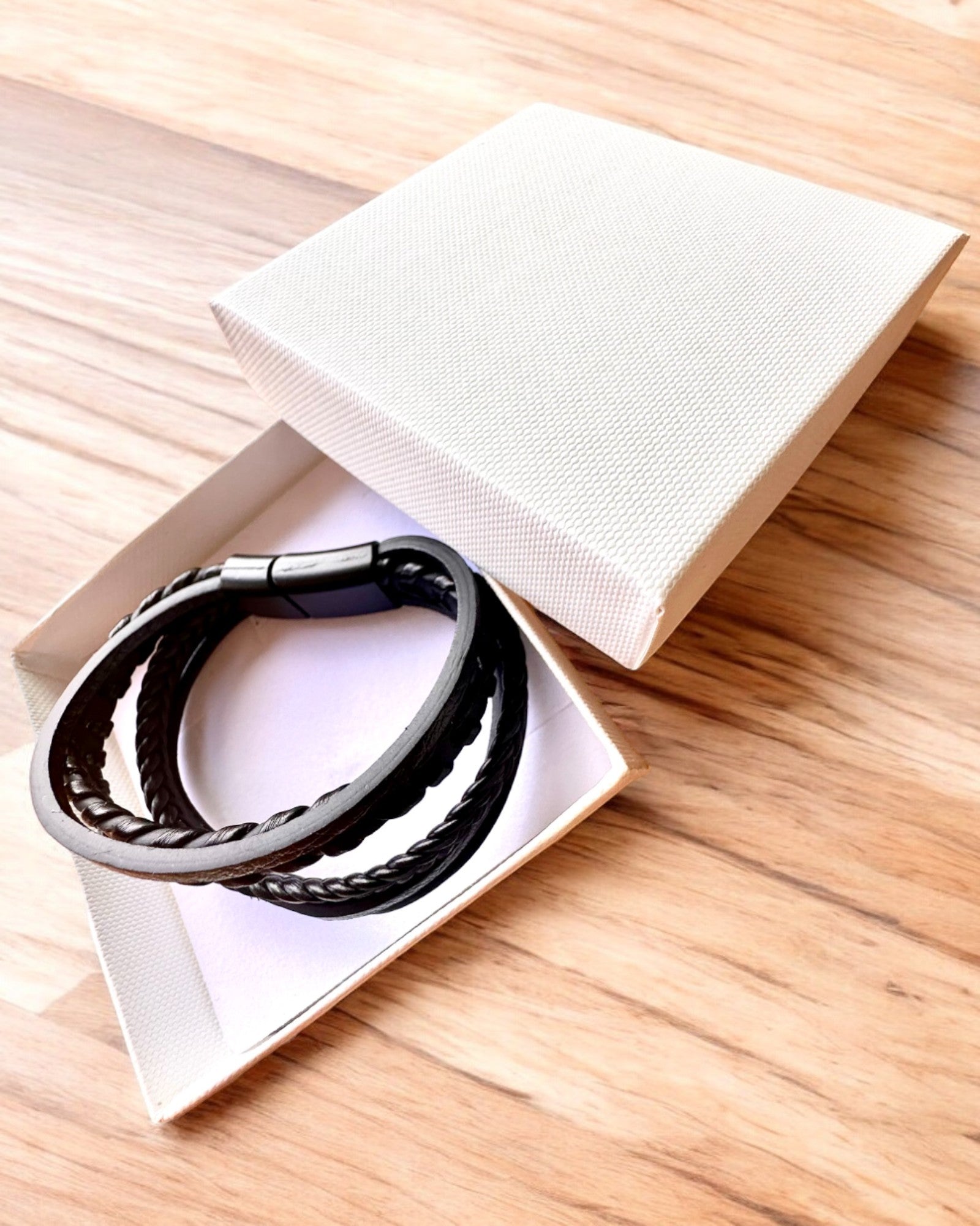 "StyleTwist"-rannekoru personoidulla kaiverruksella