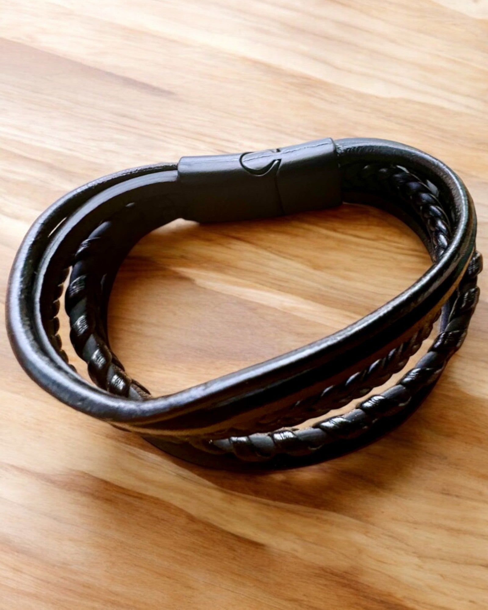 "StyleTwist"-rannekoru personoidulla kaiverruksella