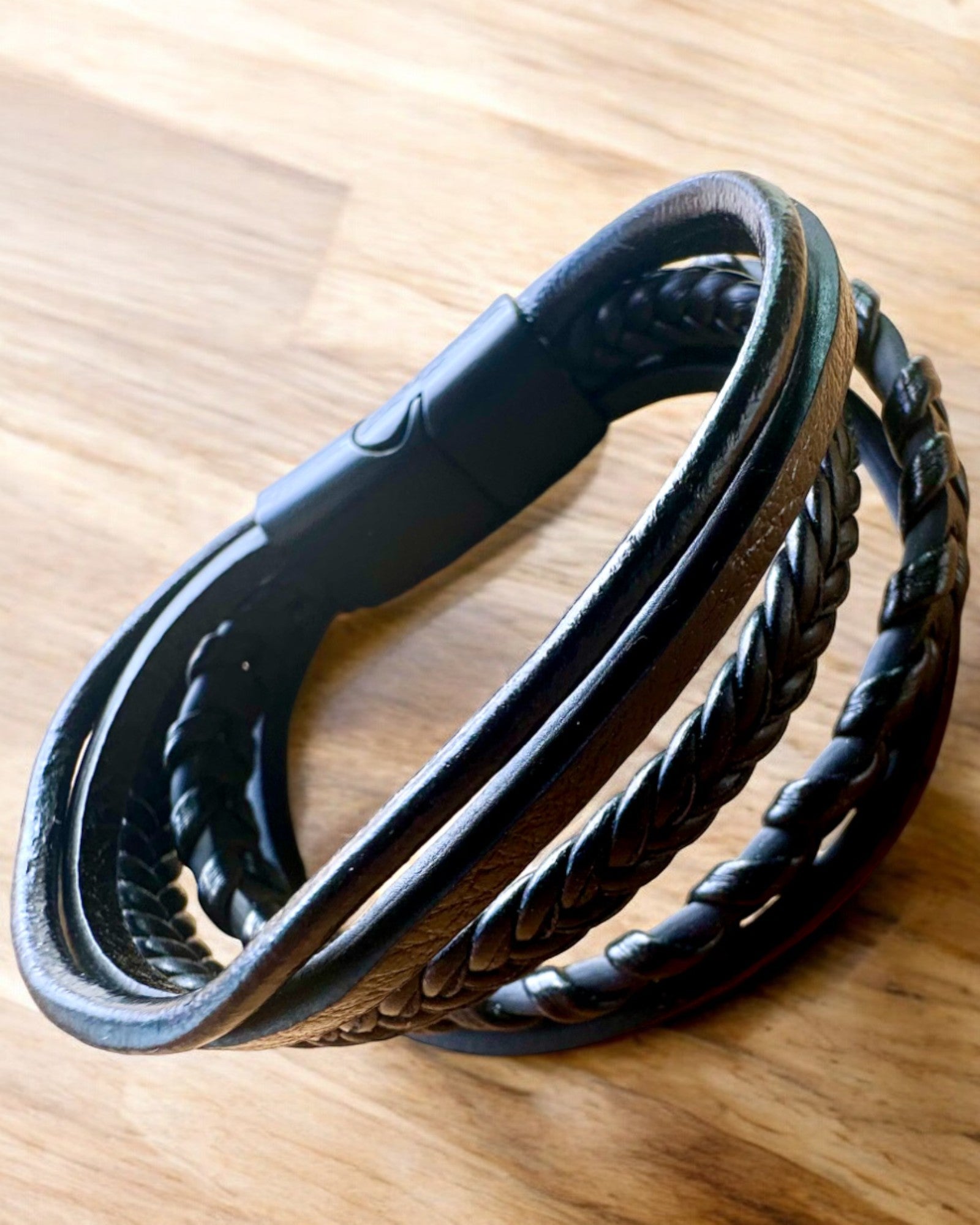 "StyleTwist"-rannekoru personoidulla kaiverruksella