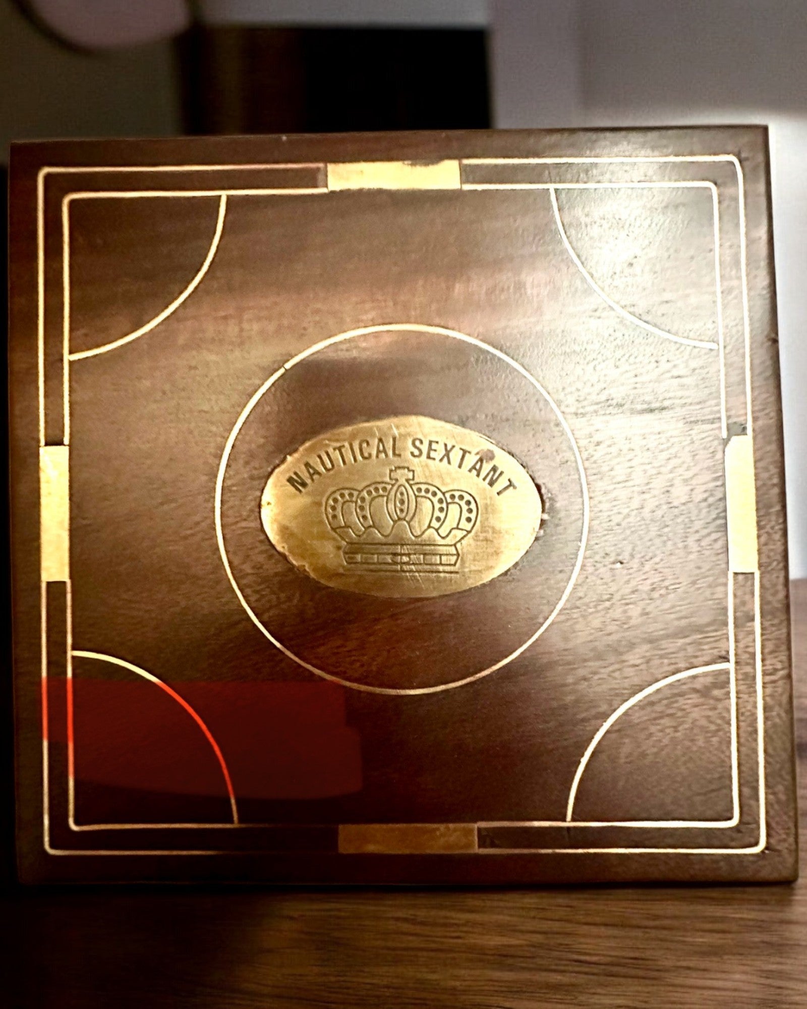 Suuri puinen laatikko sekstantille tai premium-kompassille "Mariner's Legacy" kaiverrusmahdollisuudella
