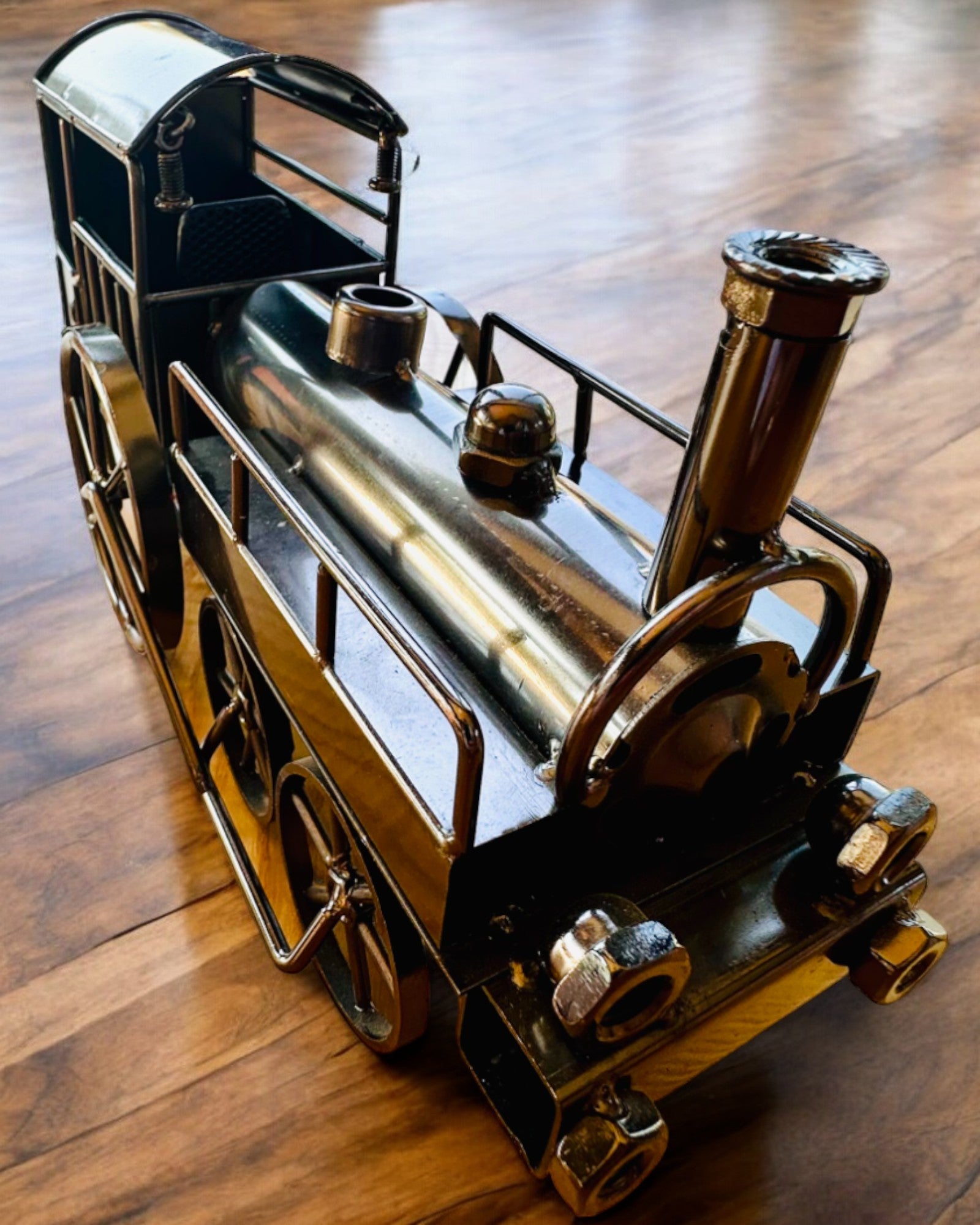 Rautainen veturi "Retro Express" – koriste, malli, käsintehty, kaiverrusmahdollisuus lahjaksi