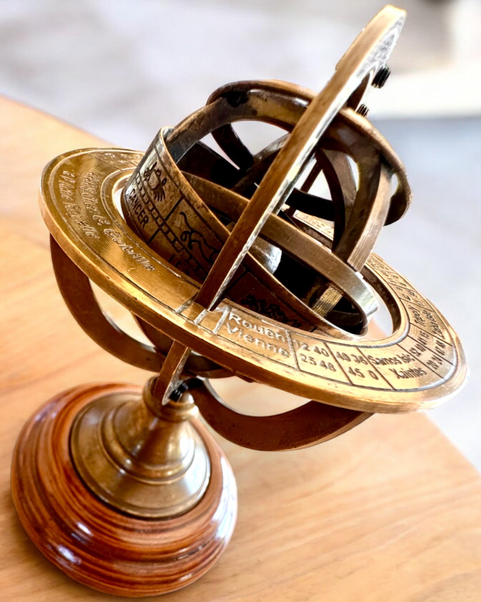 Astrolabium Artis 2 - 30 cm korkea, Käsintehty Kaiverrusvaihtoehdolla, toimiston sisustus, premium