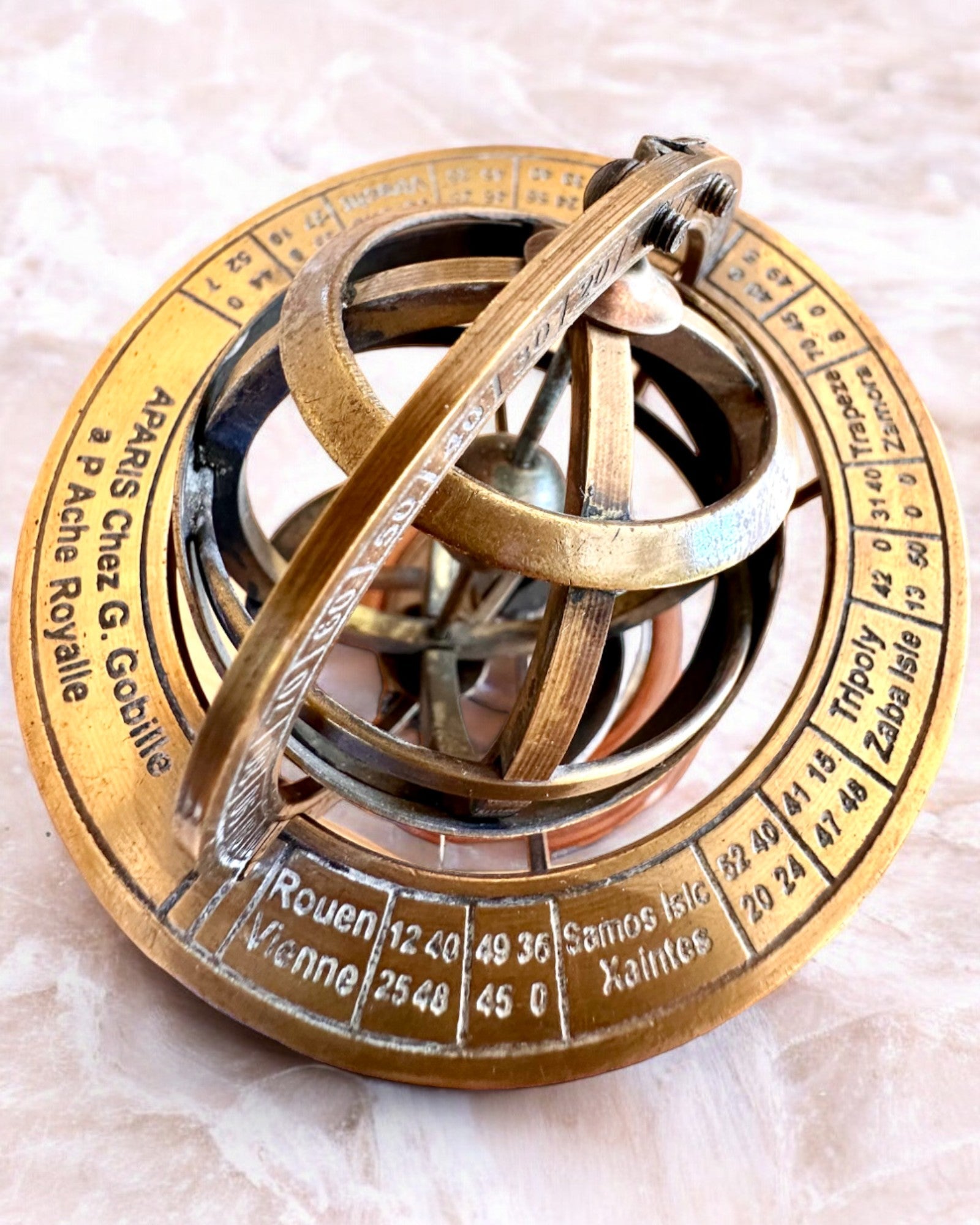 Messinkinen "AstroGlobe"-armilla, 13 cm korkea, Käsintehty kaiverrusvaihtoehdolla, koriste toimistoon