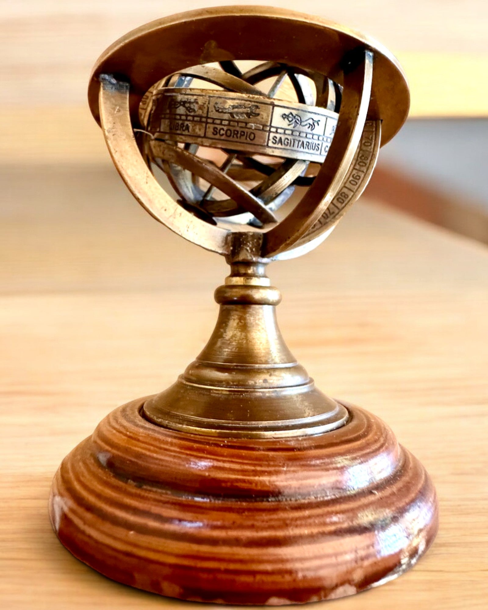 Astrolabium Artis 2 - 30 cm korkea, Käsintehty Kaiverrusvaihtoehdolla, toimiston sisustus, premium