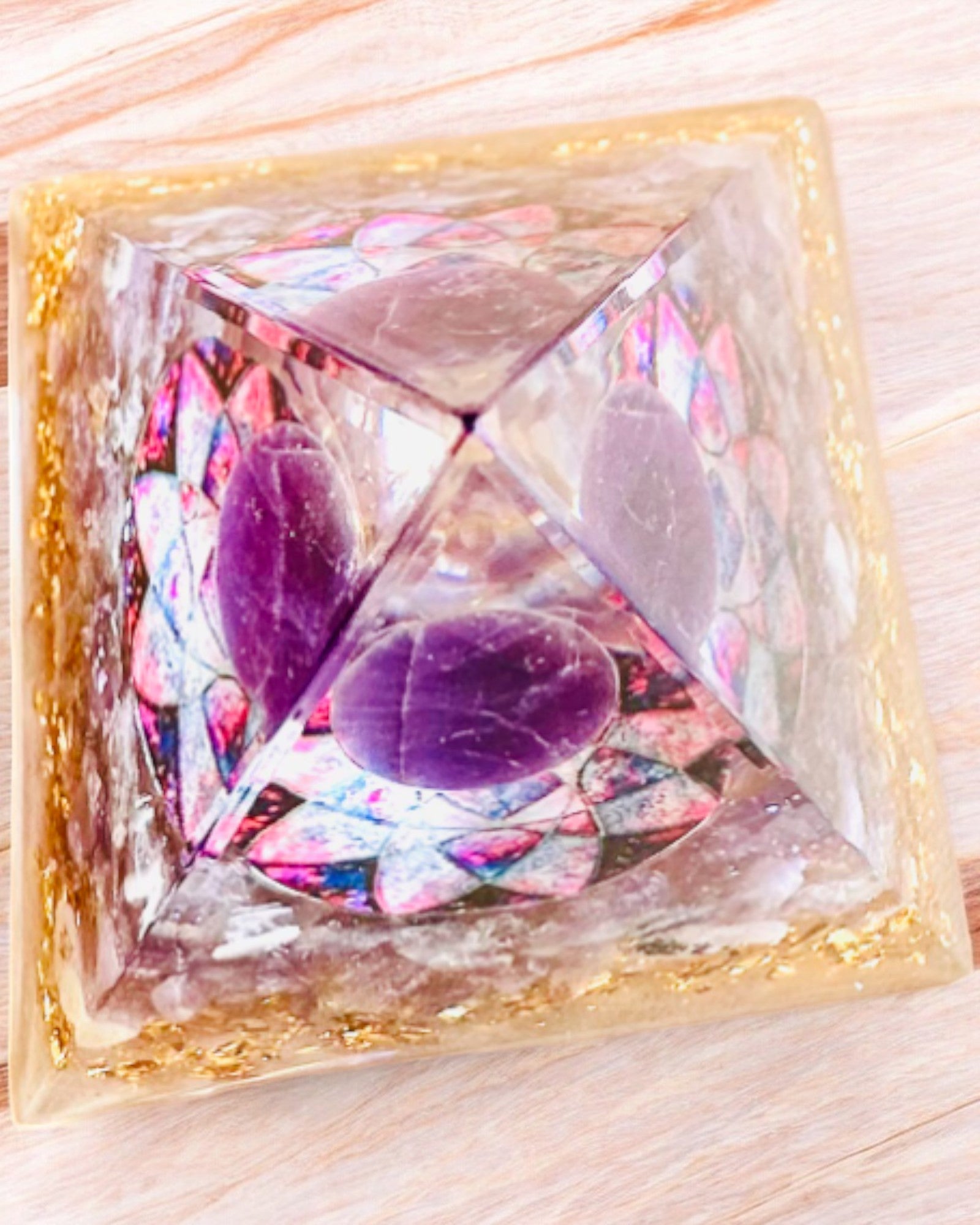 Orgoniittinen "Amethyst Star" energiapyramidi ametistikiteillä
