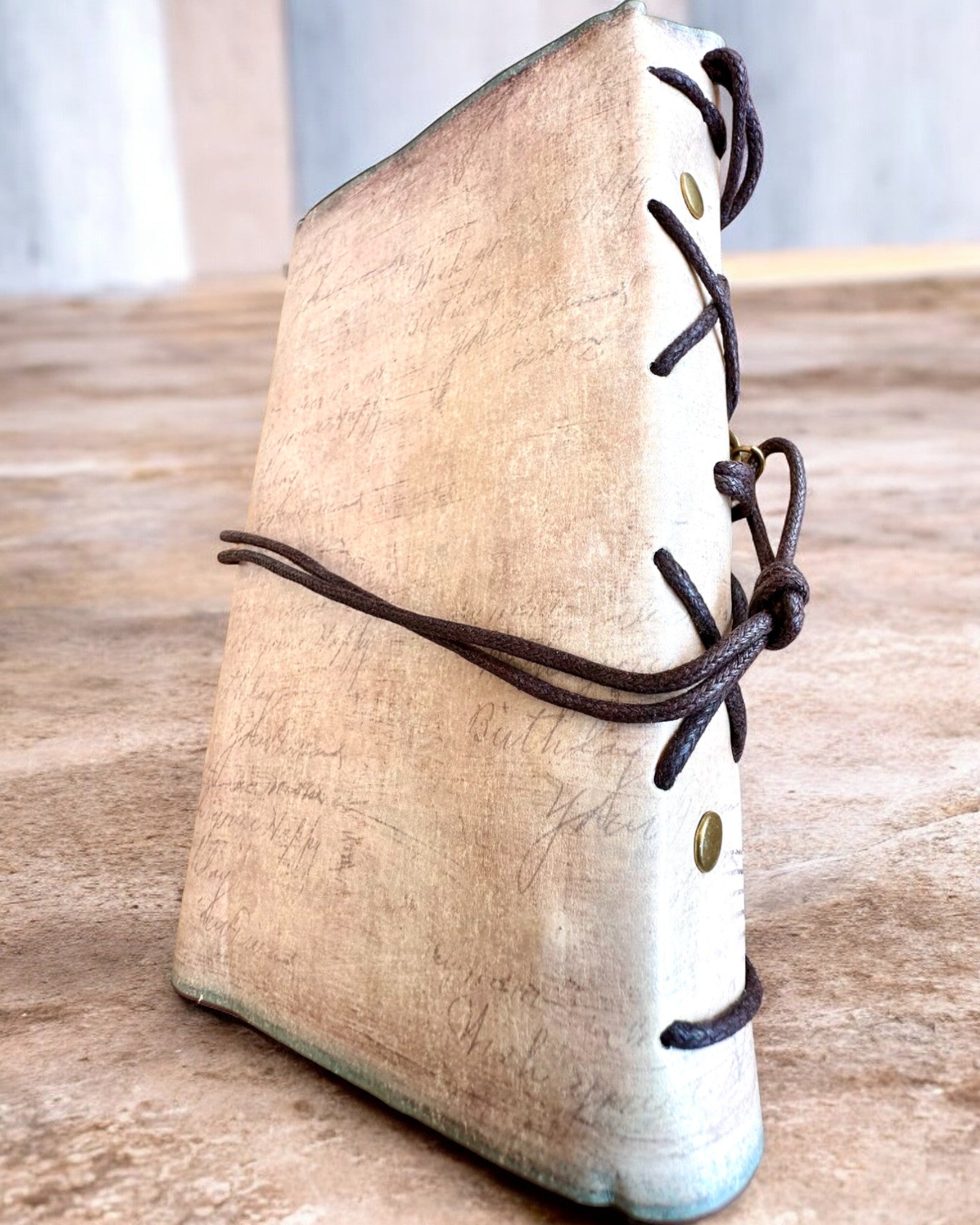 Vintage Memoire -muistikirja personoidulla kaiverruksella - 3 mallia valittavana, muistikirja lahjaksi