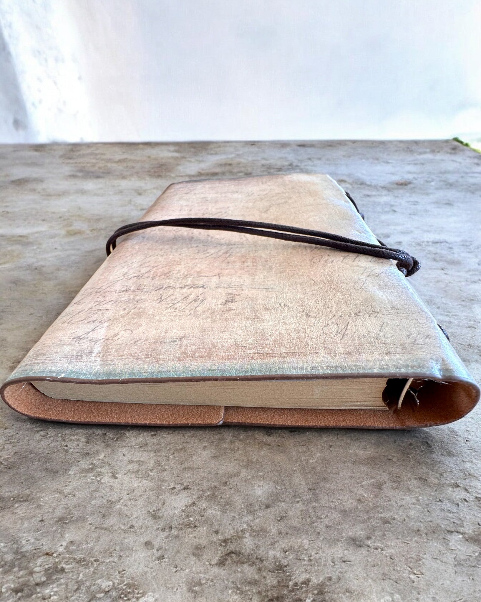 Vintage Memoire -muistikirja personoidulla kaiverruksella - 3 mallia valittavana, muistikirja lahjaksi