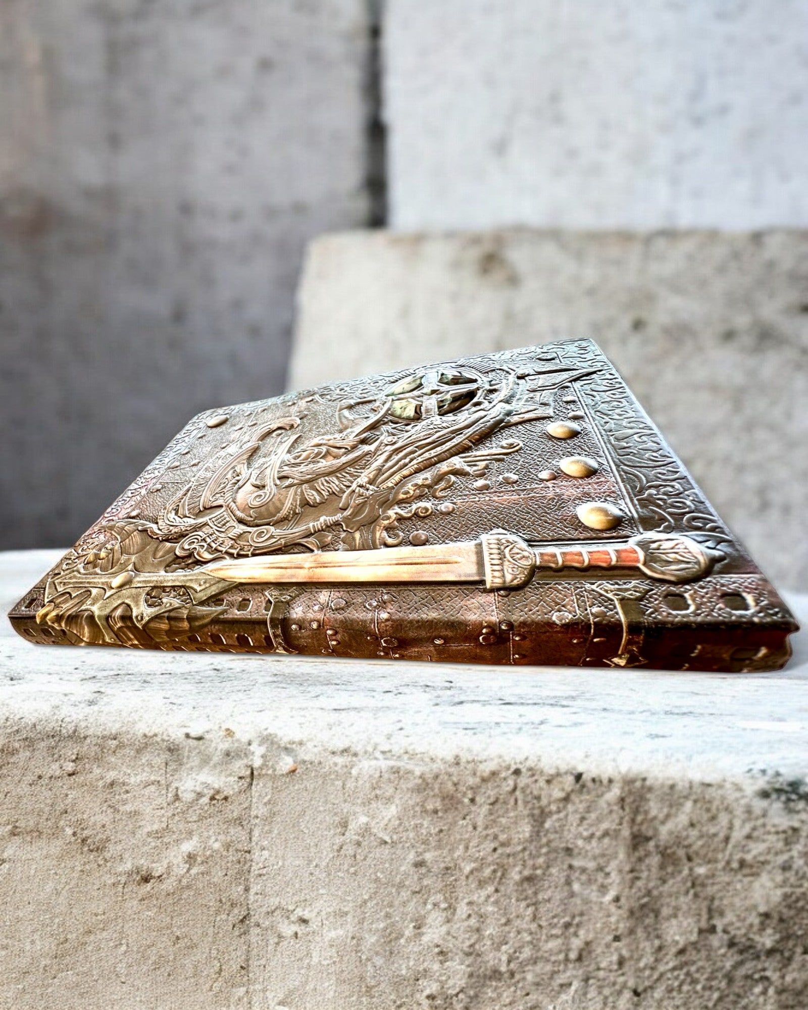 Soturin Kronikka Muistikirja Ritariteemalla, muistivihko, jota voi personoida kaiverruksella lahjaksi