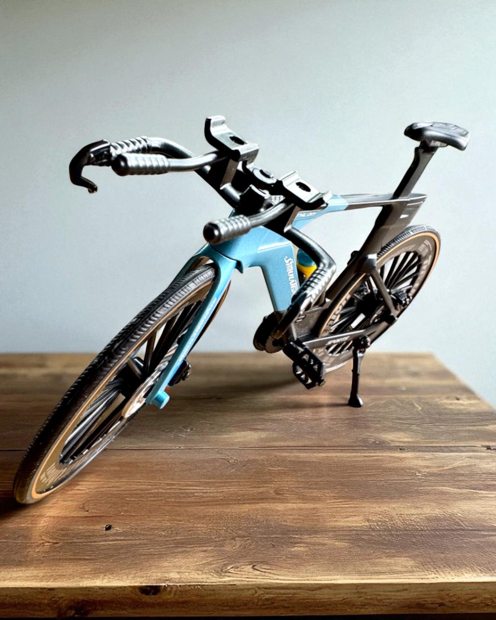 Miniatyyrimalli Triathlonipyörästä "SpeedStorm 1.2" personointi kaiverruksella lahjaksi