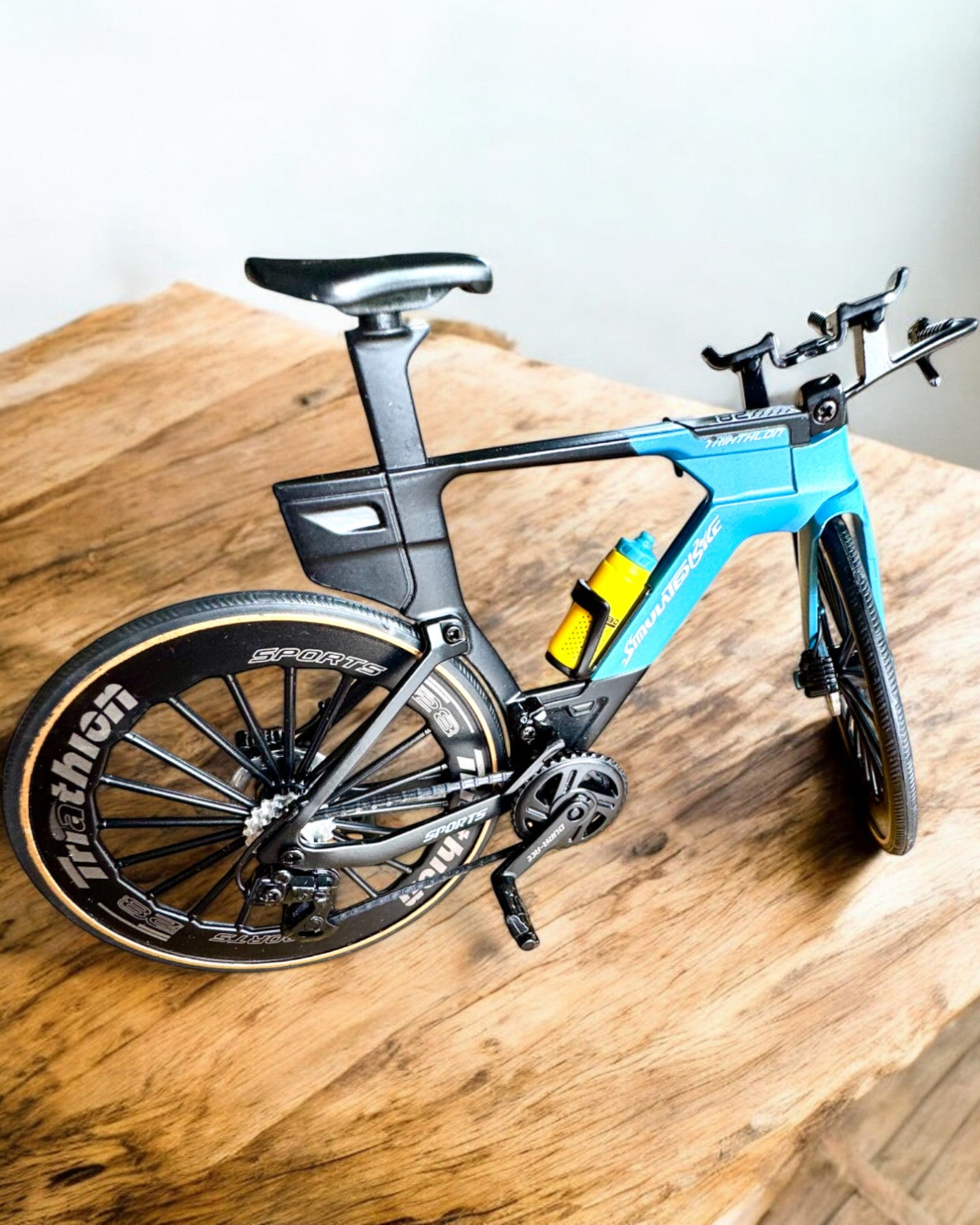 Miniatyyrimalli Triathlonipyörästä "SpeedStorm 1.2" personointi kaiverruksella lahjaksi