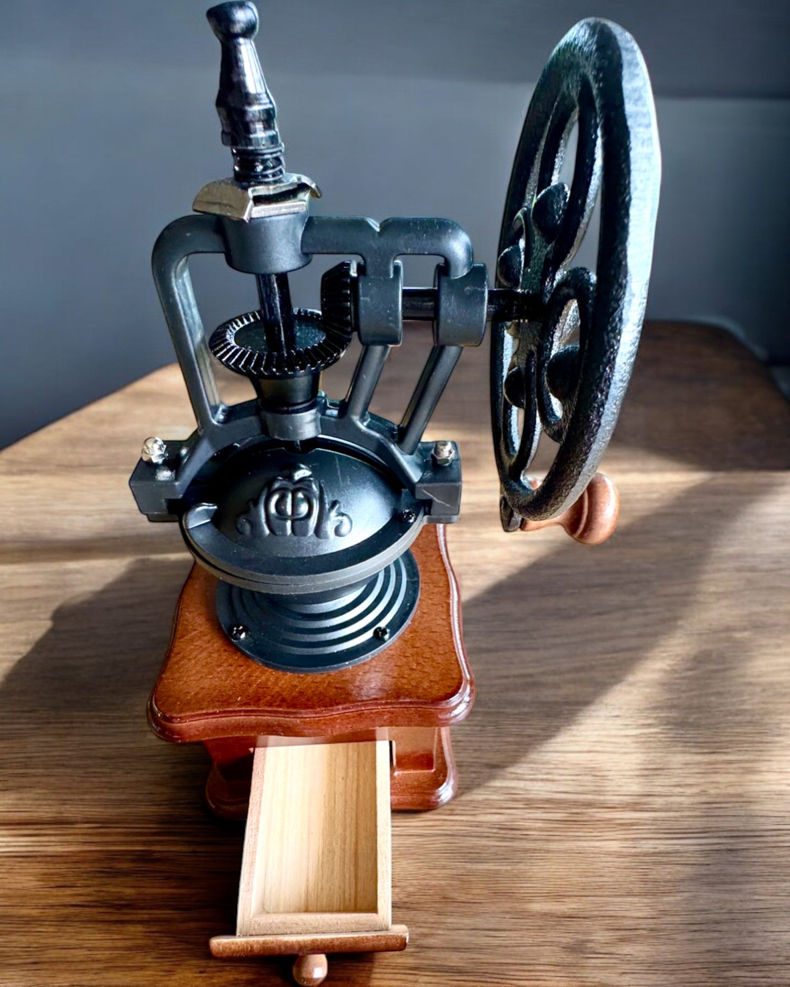 Retro kahvimylly "Vintage Café" 27 cm korkea, mahdollisuus personointiin kaiverruksella lahjaksi