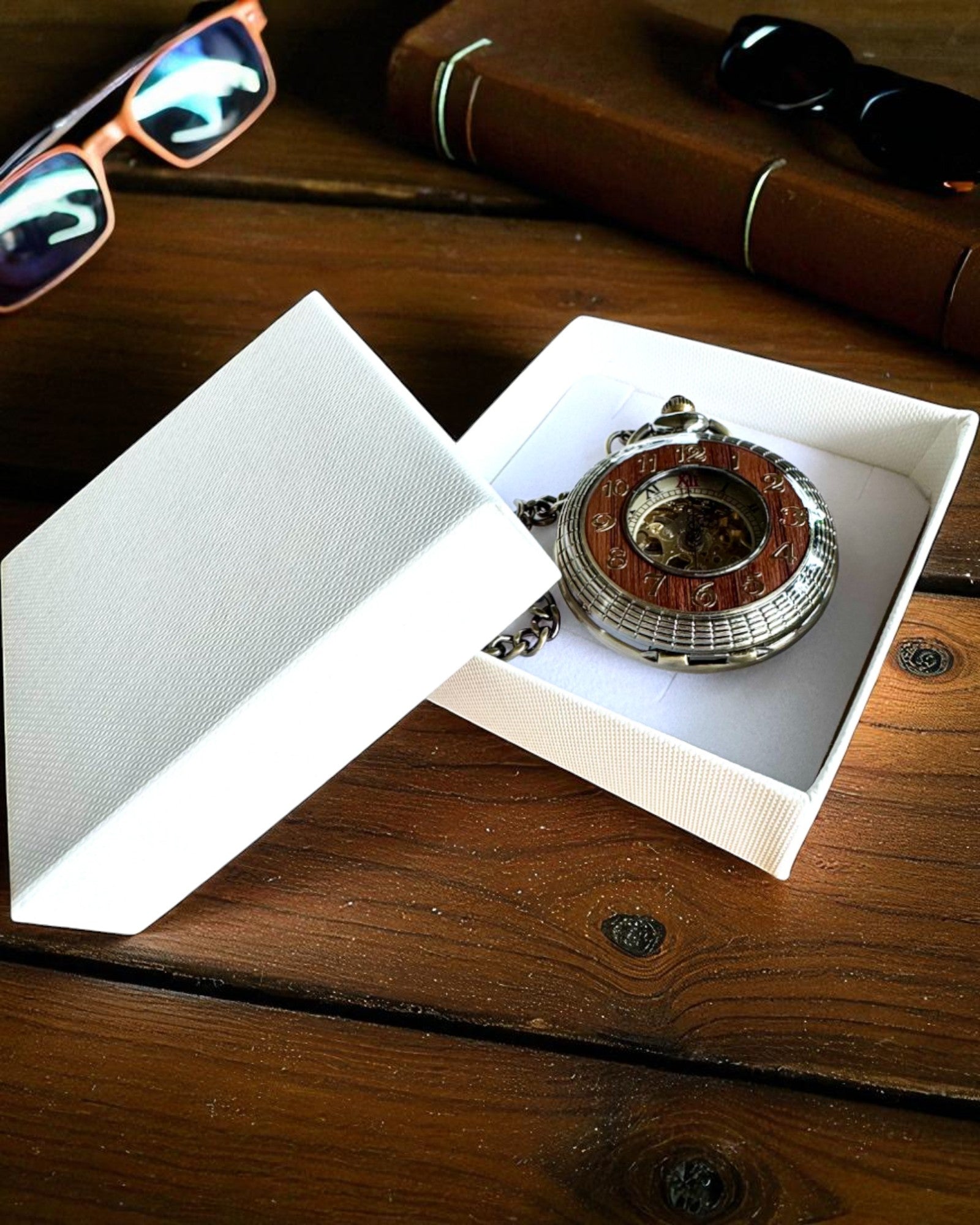 Taskukello „Veritas Tempus” – mekaaninen ajanottolaite kaiverrusmahdollisuudella lahjaksi, 2 vaihtoehtoa valittavana