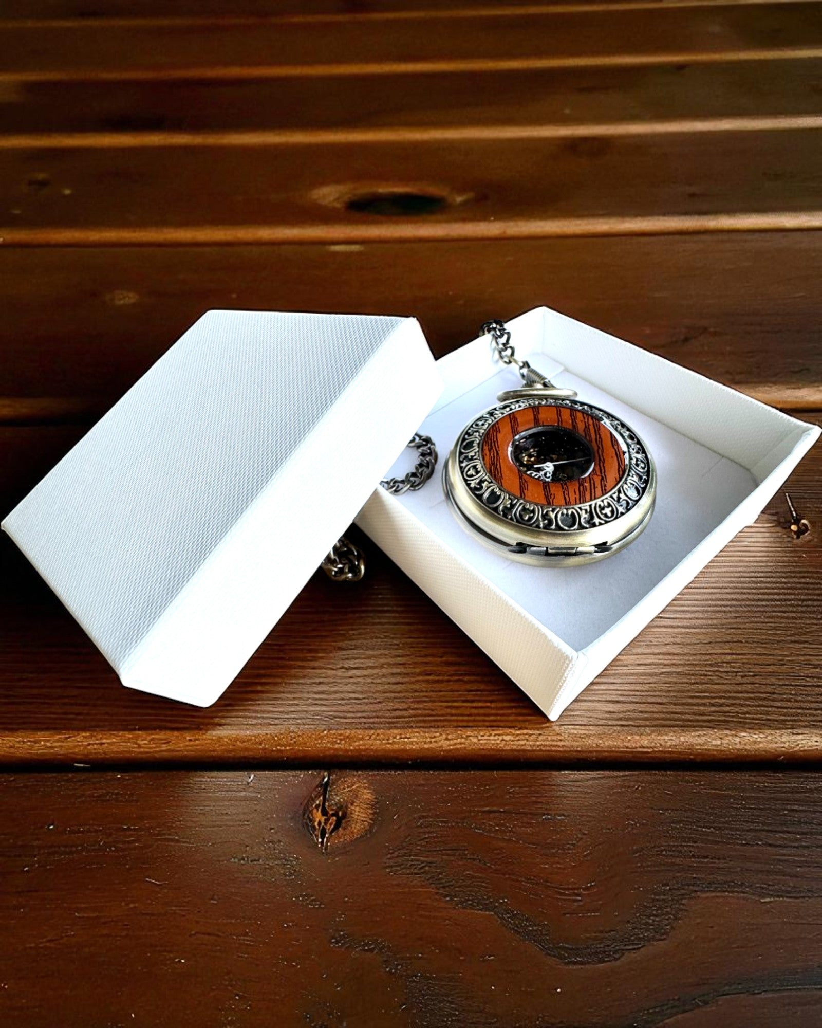 Taskukello „Veritas Tempus” – mekaaninen ajanottolaite kaiverrusmahdollisuudella lahjaksi, 2 vaihtoehtoa valittavana