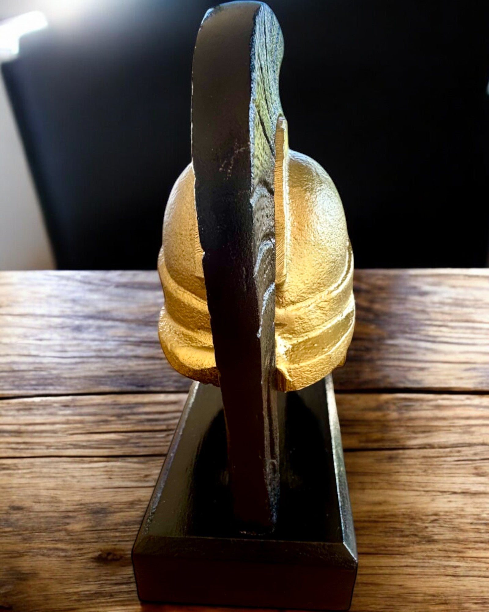 Spartan Premium -kypärä – käsintehty koristeveistos, mahdollisuus personointiin kaiverruksella lahjaksi