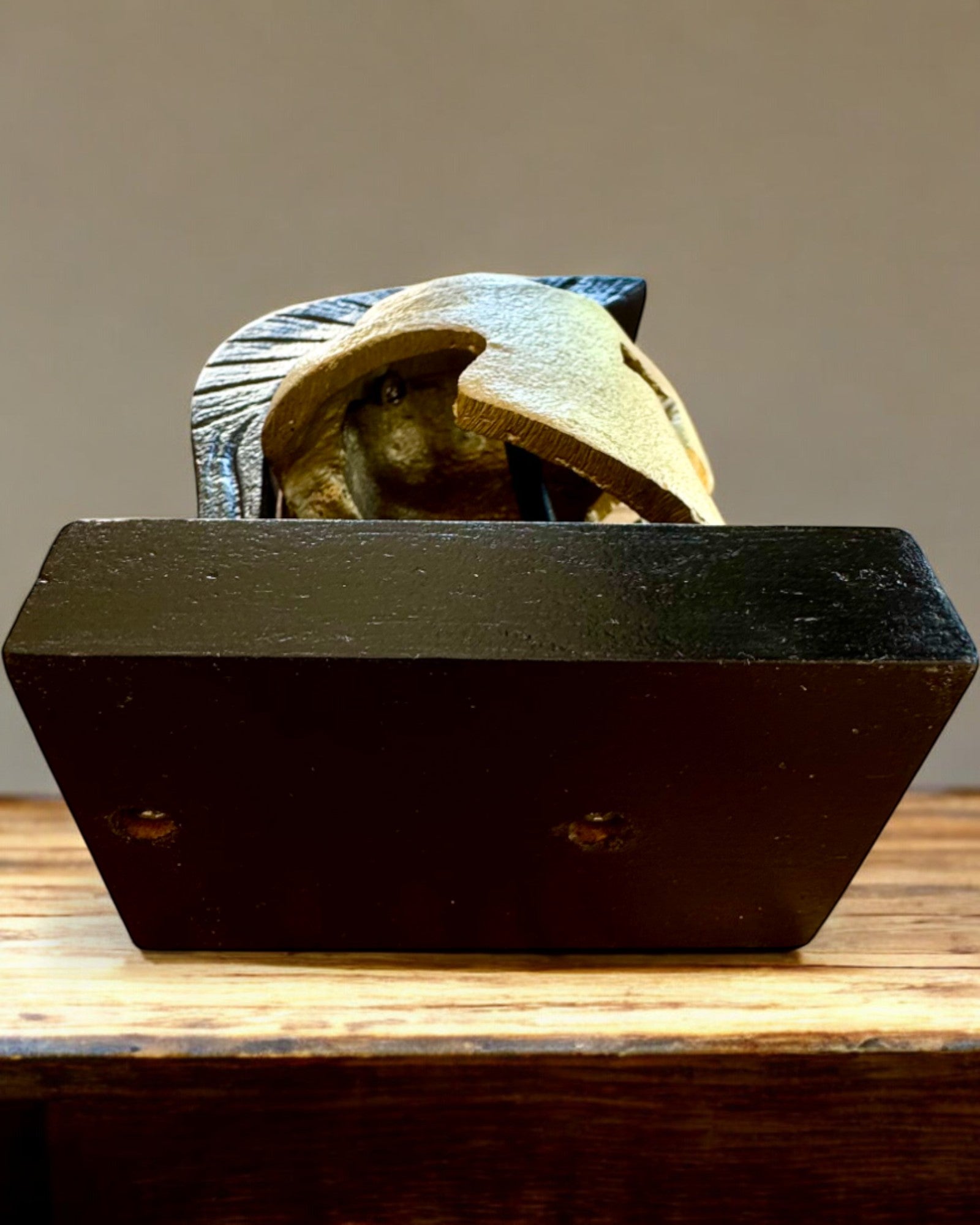 Spartan Premium -kypärä – käsintehty koristeveistos, mahdollisuus personointiin kaiverruksella lahjaksi