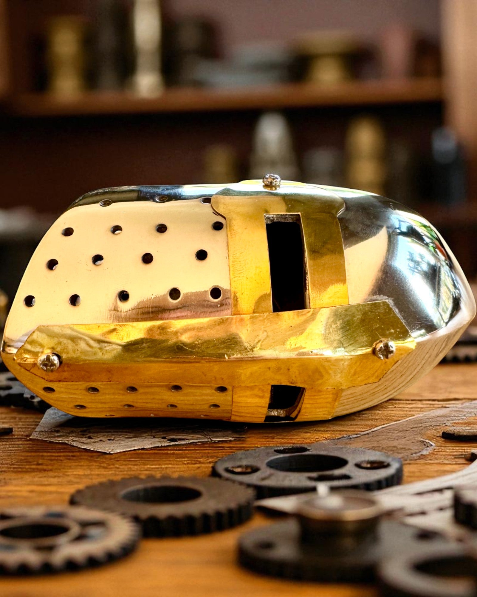 Miniatyyri ritarikypärä ”Guardian” messinkiä – käsintehty, 12 cm, kaiverruksella personoitava lahja