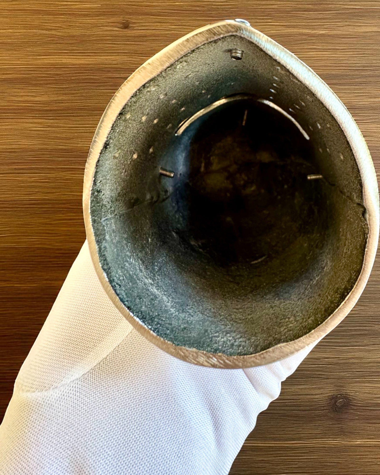 Miniatyyri ritarikypärä ”Guardian” messinkiä – käsintehty, 12 cm, kaiverruksella personoitava lahja