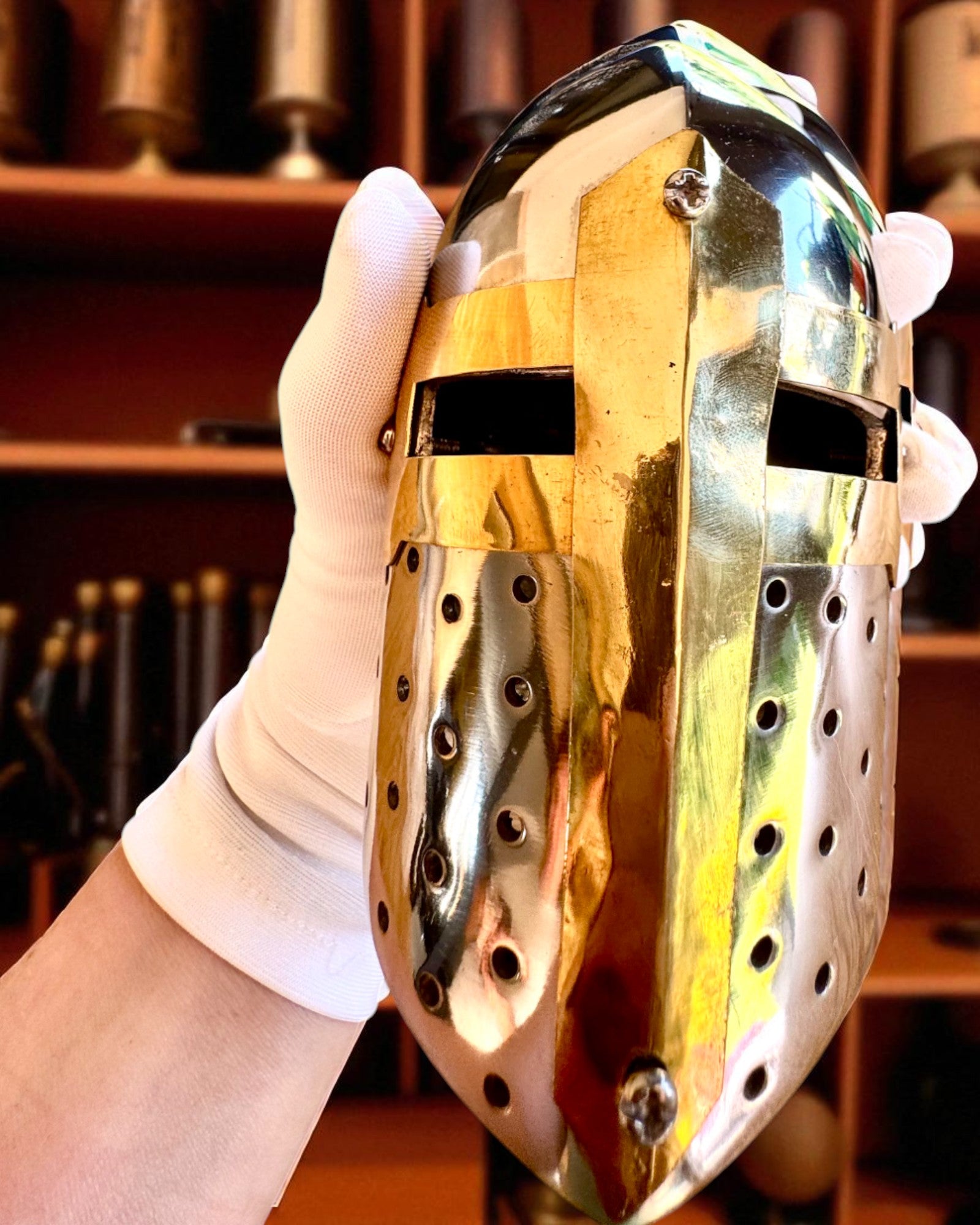 Miniatyyri ritarikypärä ”Guardian” messinkiä – käsintehty, 12 cm, kaiverruksella personoitava lahja