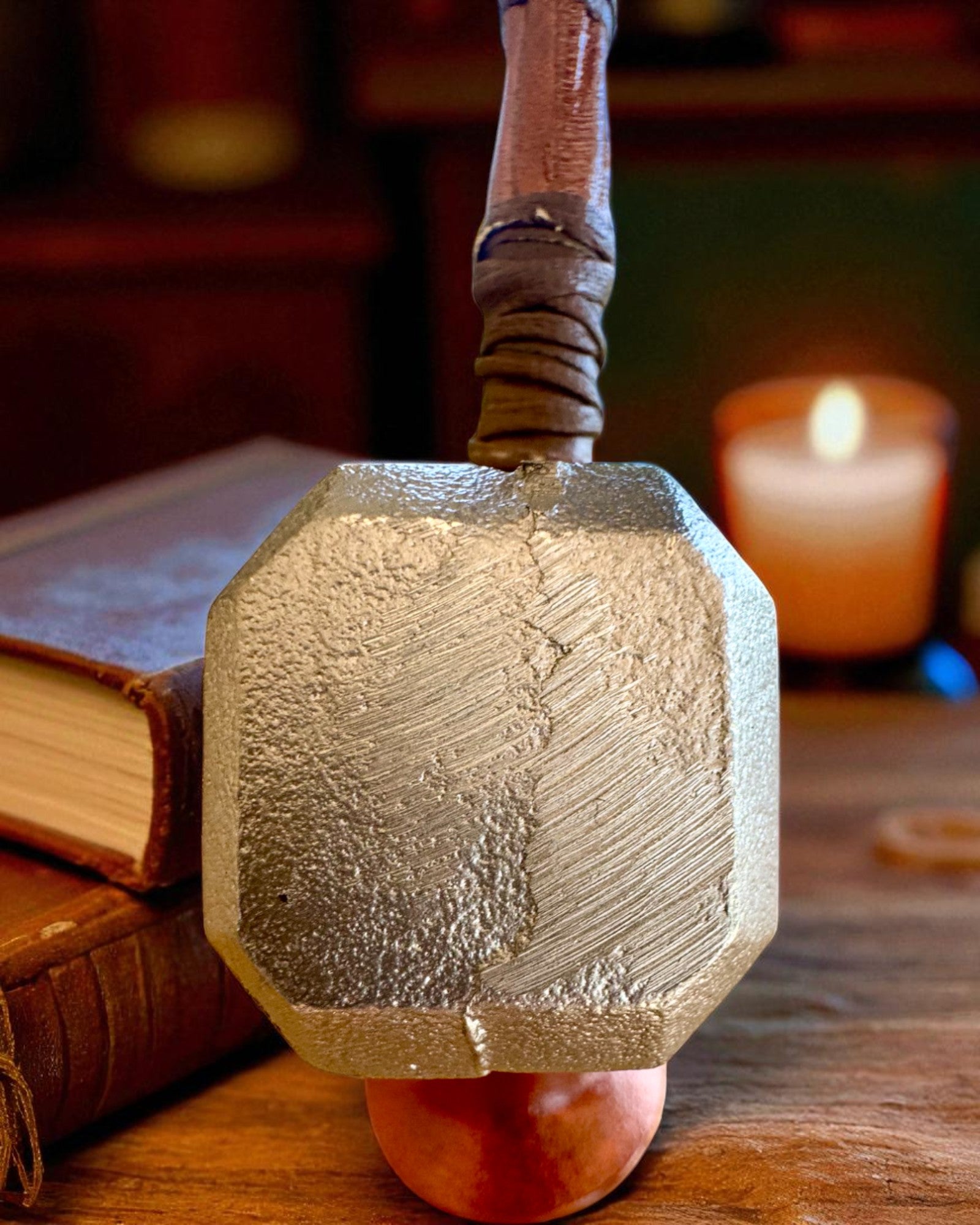 Storm Relic – koristevasara jalustalla, 26 cm, käsintehty, mahdollisuus personointiin kaiverruksella lahjaksi