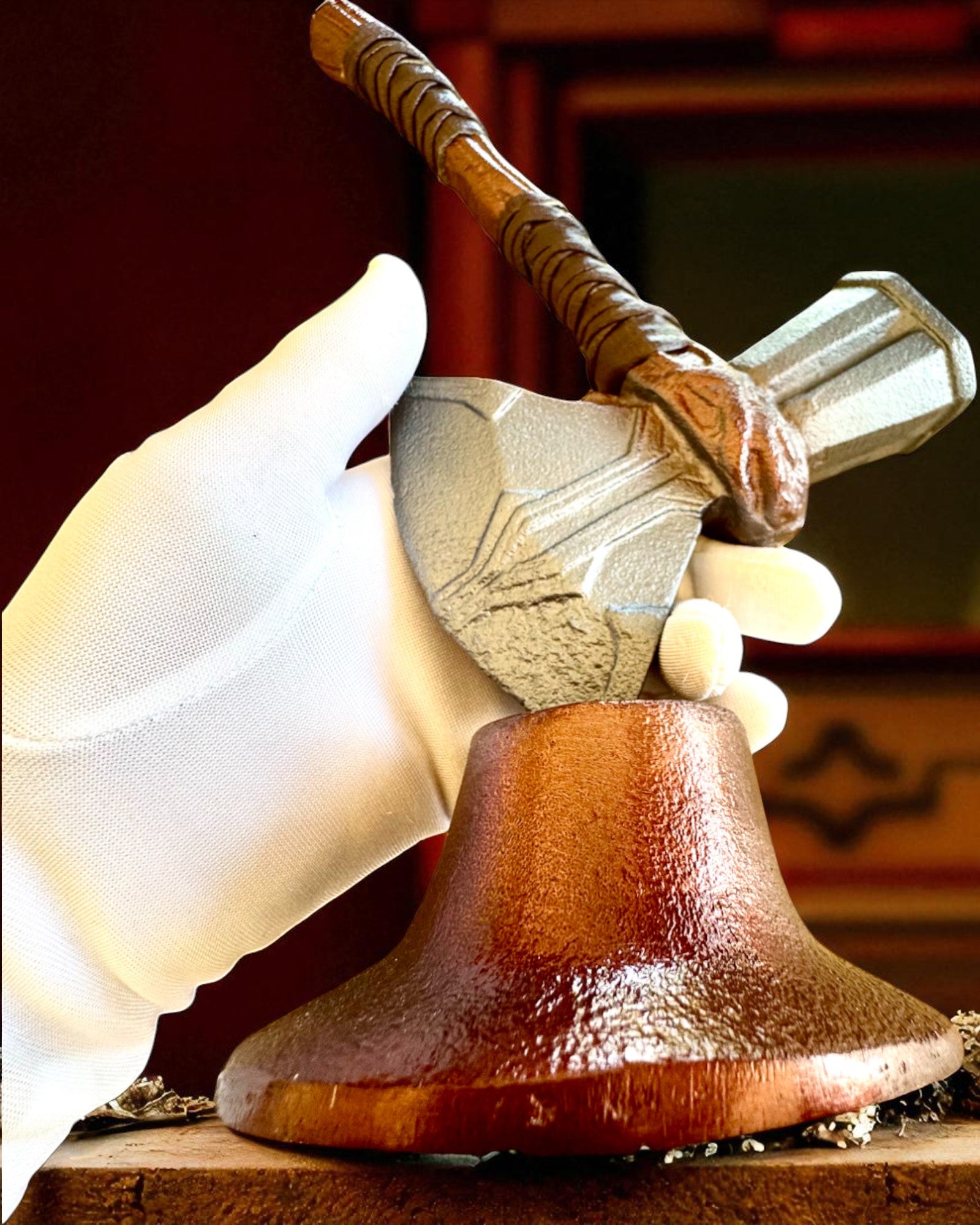 Storm Relic – koristevasara jalustalla, 26 cm, käsintehty, mahdollisuus personointiin kaiverruksella lahjaksi