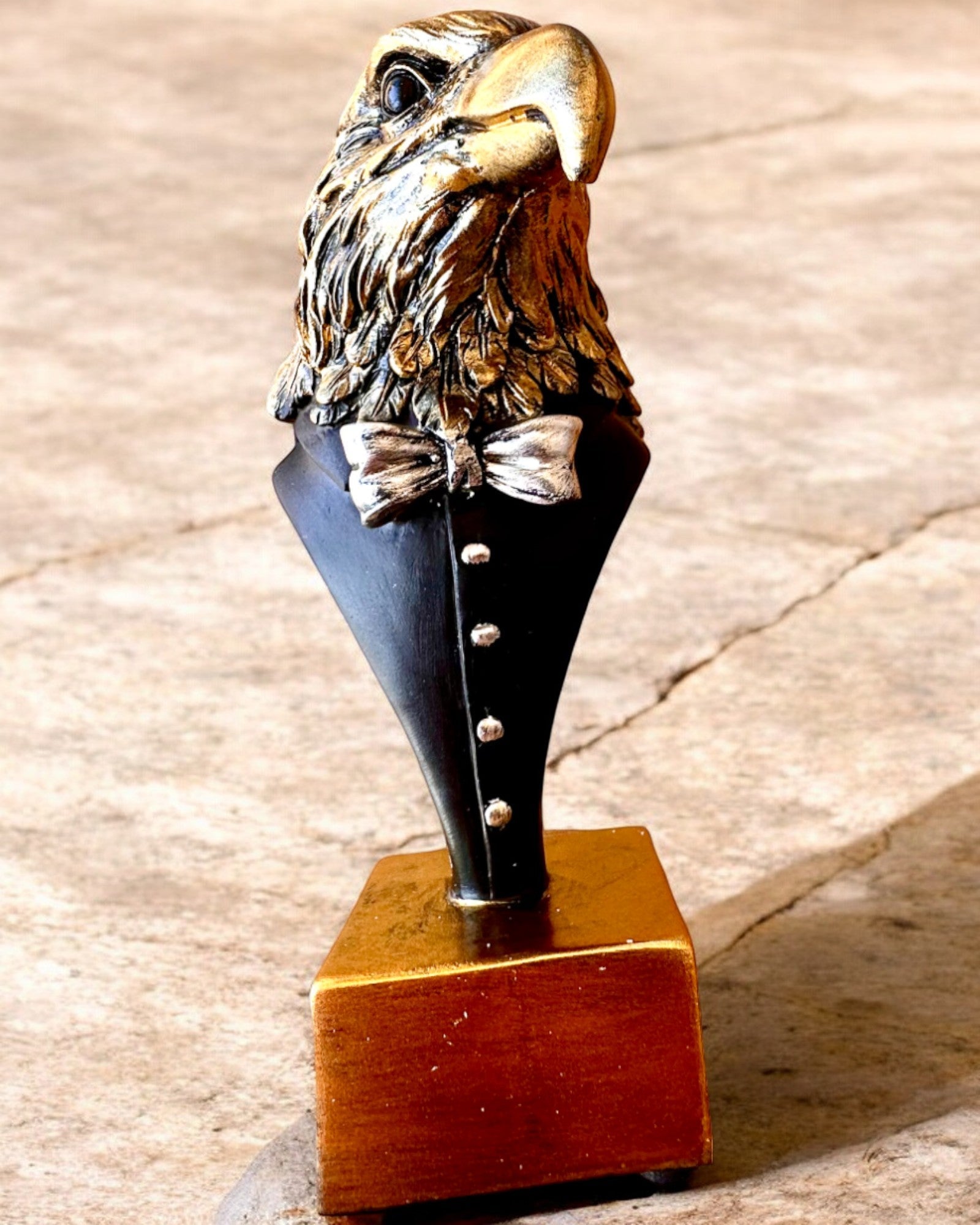 Kotkanpääfiguuri Büffel Warden – Tyylikkäässä Frakissa Kaiverrusmahdollisuudella Lahjaksi