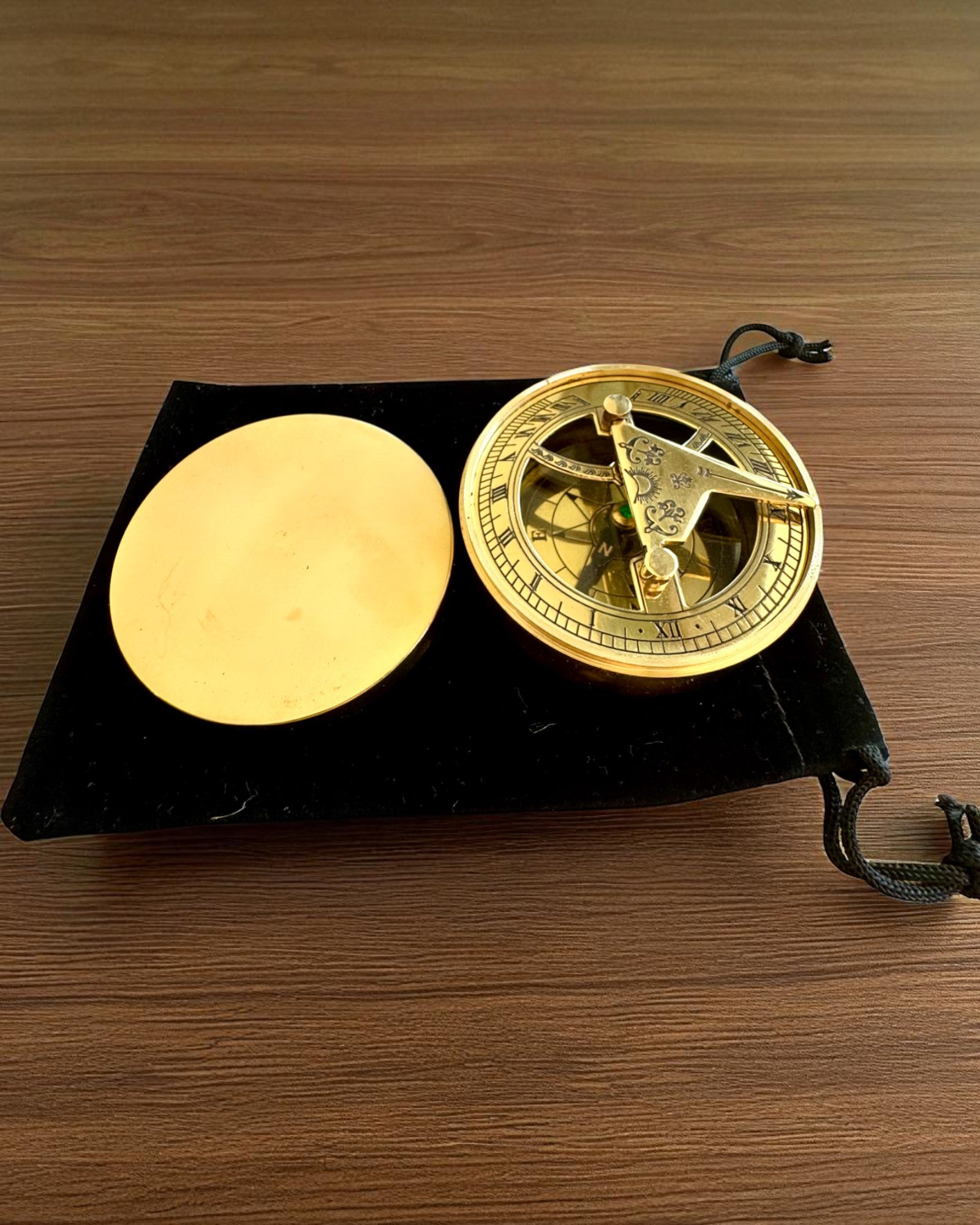 Aurinkokello Voyager 7cm – messinkinen aurinkokello kompassilla, personointi kaiverruksella lahjaksi