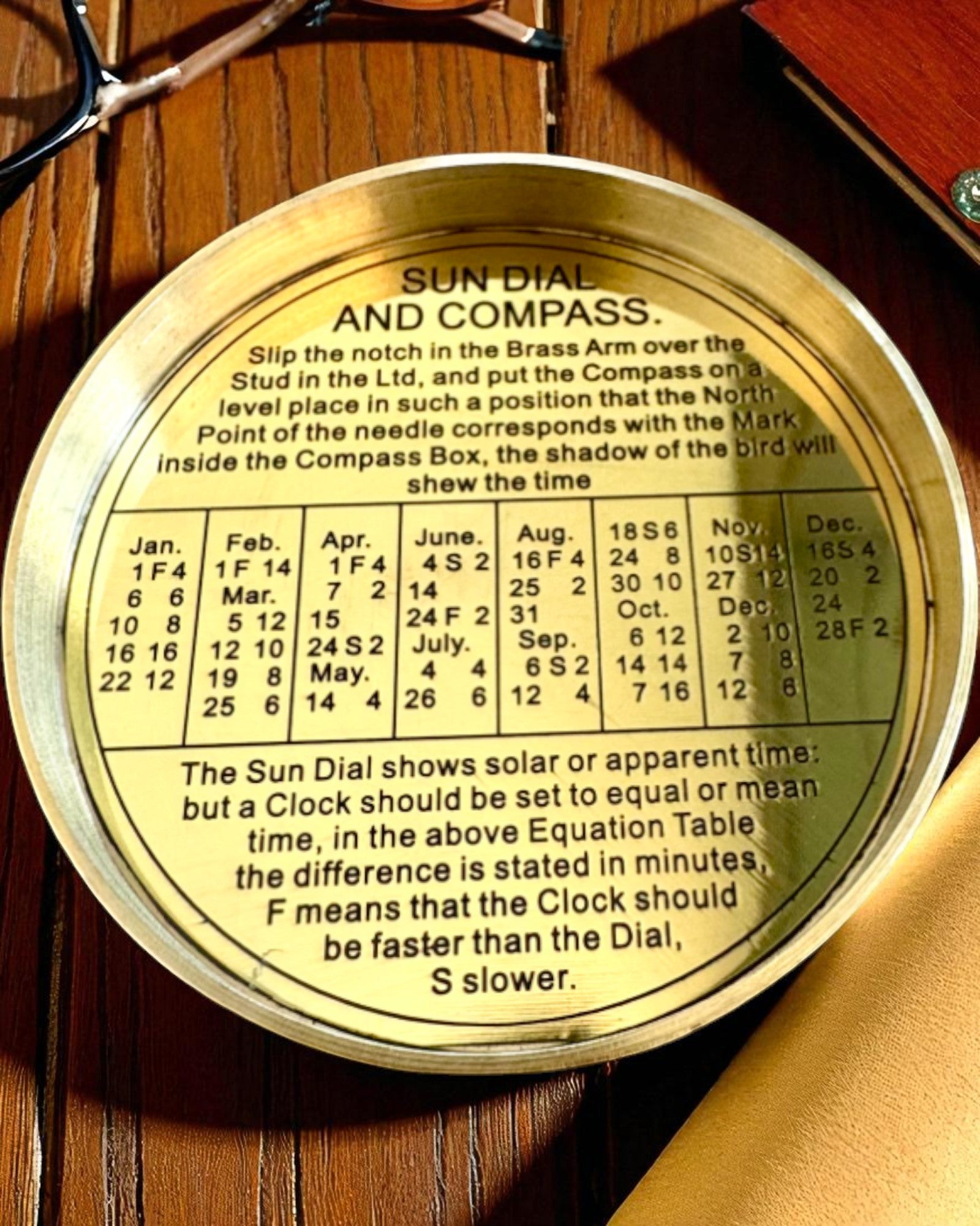 Aurinkokello Voyager 7cm – messinkinen aurinkokello kompassilla, personointi kaiverruksella lahjaksi