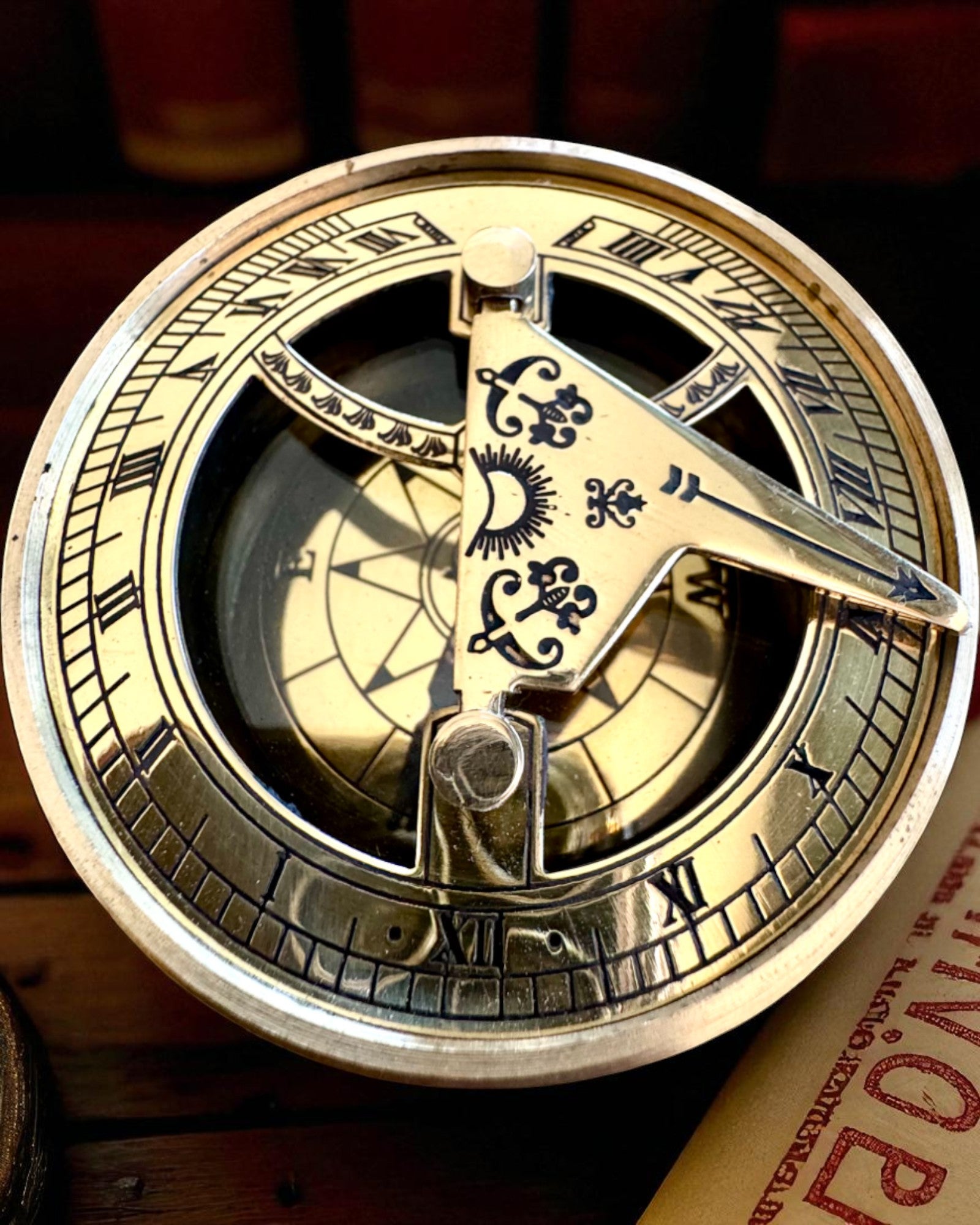 Aurinkokello Voyager 7cm – messinkinen aurinkokello kompassilla, personointi kaiverruksella lahjaksi