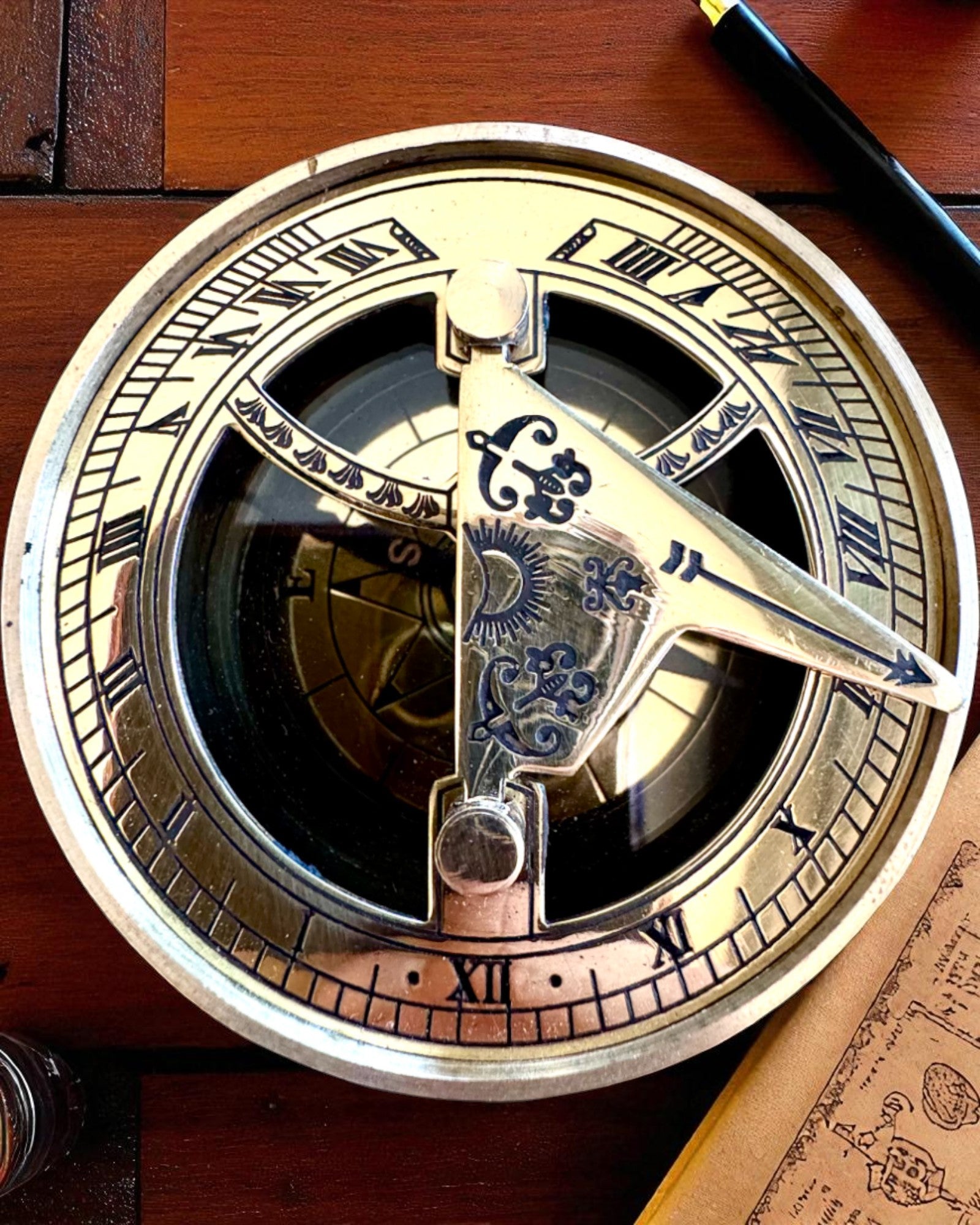 Aurinkokello Voyager 7cm – messinkinen aurinkokello kompassilla, personointi kaiverruksella lahjaksi