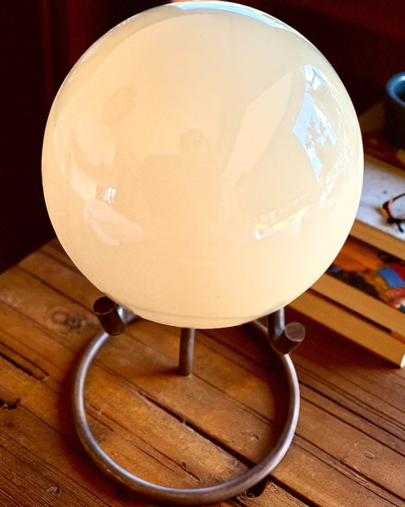 Biljardipallo messinkijalustalla, mahdollisuus personointiin kaiverruksella lahjaksi