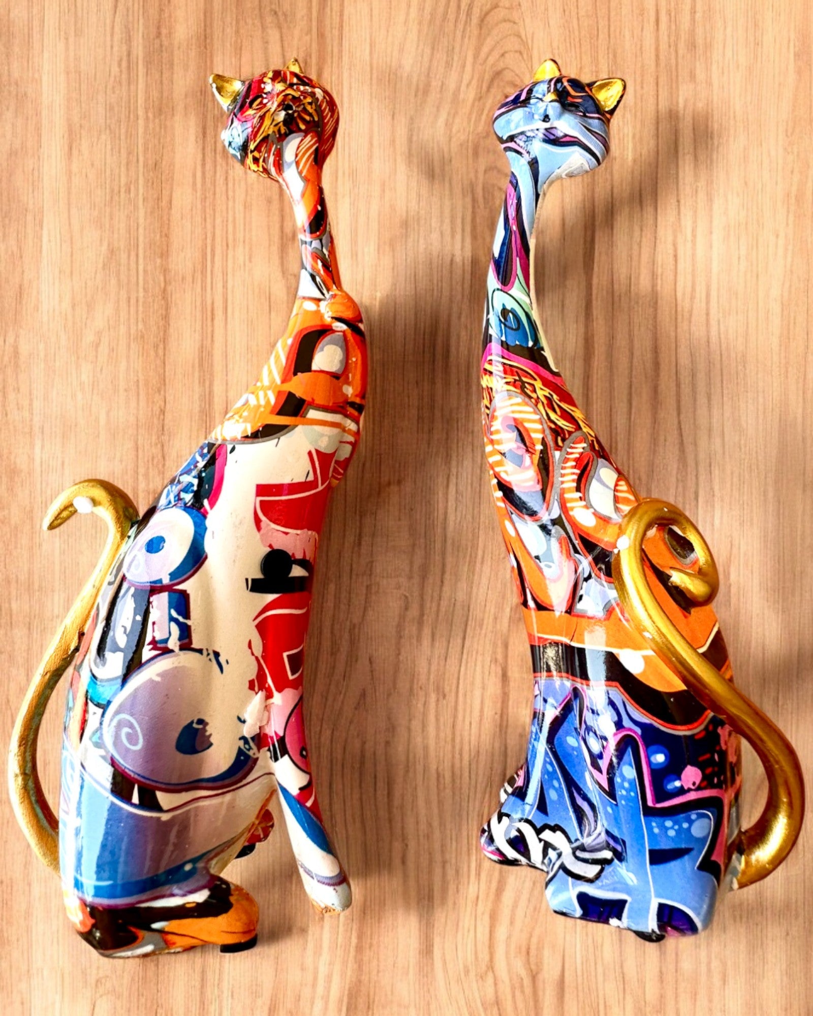Abstraktien "ArtCats"-Kissojen Figuriinit, Käsinmaalatut, Hartsi – 25 cm, 2 kpl.