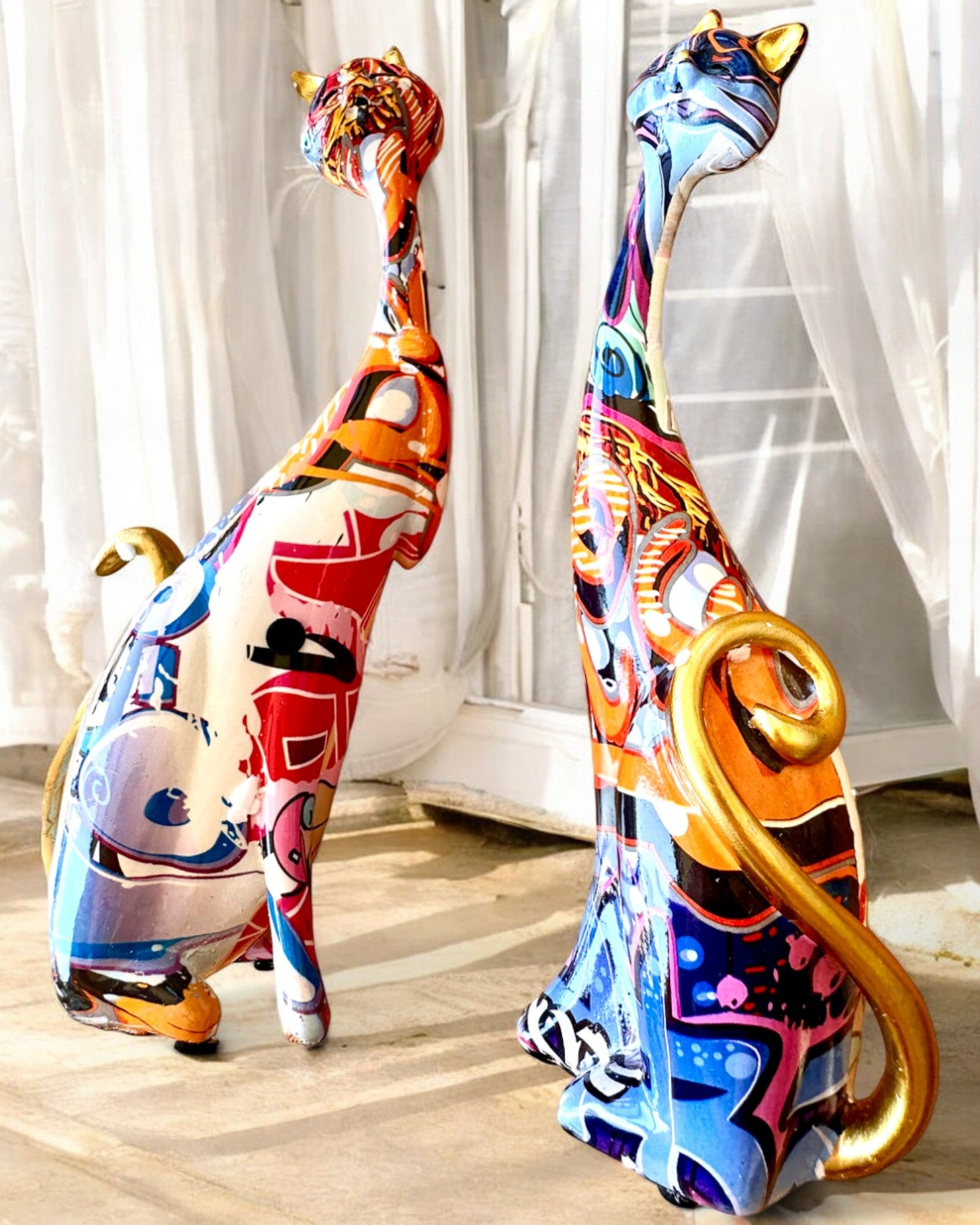 Abstraktien "ArtCats"-Kissojen Figuriinit, Käsinmaalatut, Hartsi – 25 cm, 2 kpl.