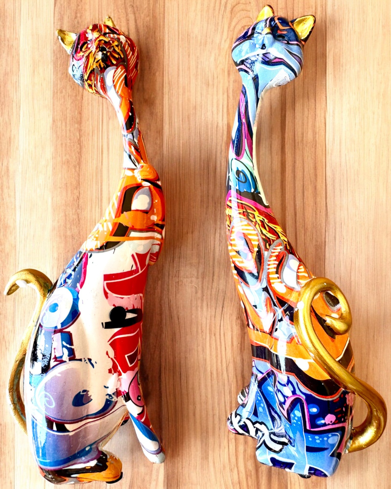 Abstraktien "ArtCats"-Kissojen Figuriinit, Käsinmaalatut, Hartsi – 25 cm, 2 kpl.