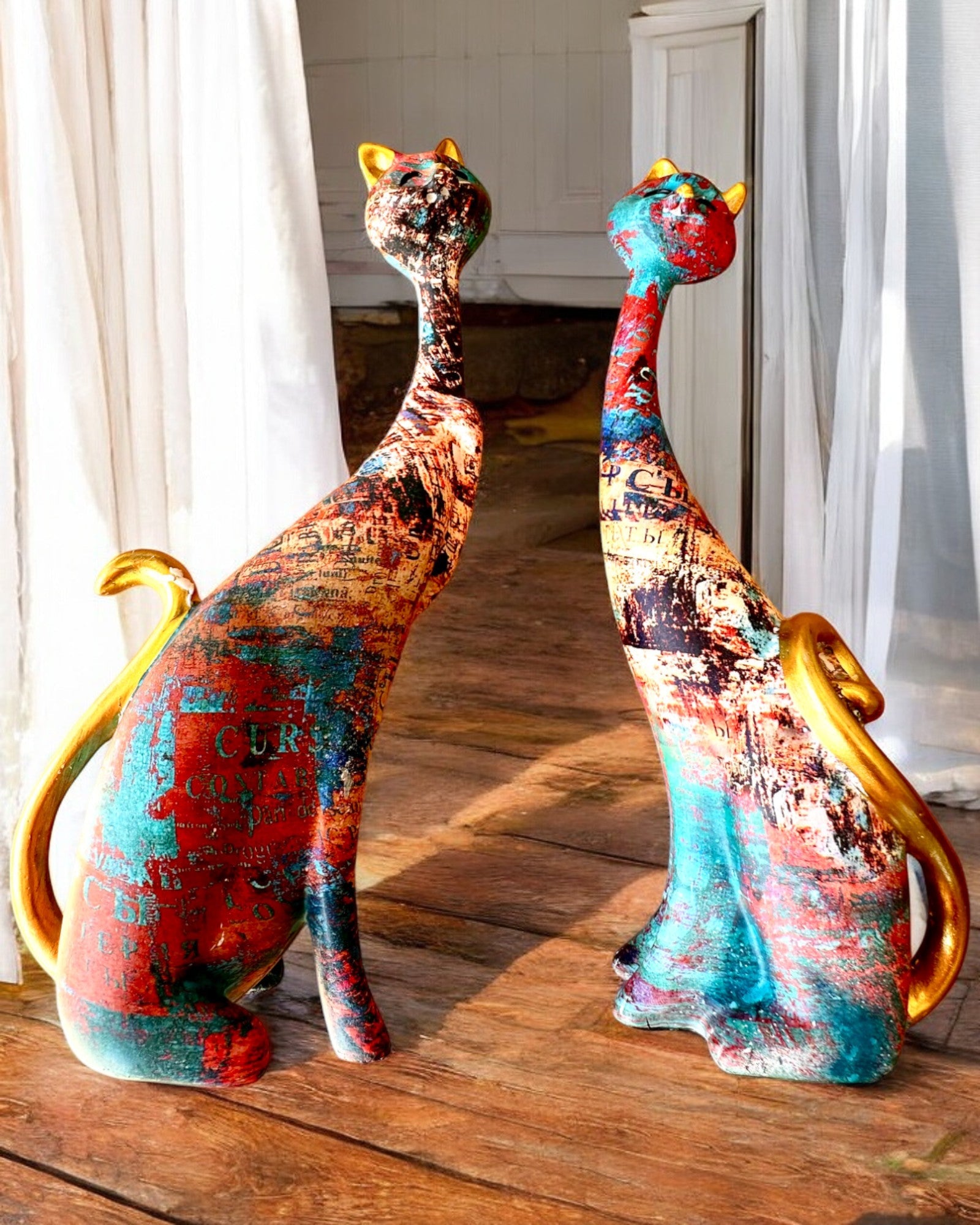 Abstraktien "ArtCats"-Kissojen Figuriinit, Käsinmaalatut, Hartsi – 25 cm, 2 kpl.