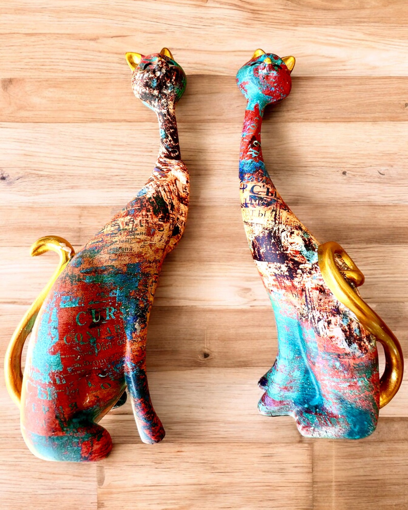 Abstraktien "ArtCats"-Kissojen Figuriinit, Käsinmaalatut, Hartsi – 25 cm, 2 kpl.