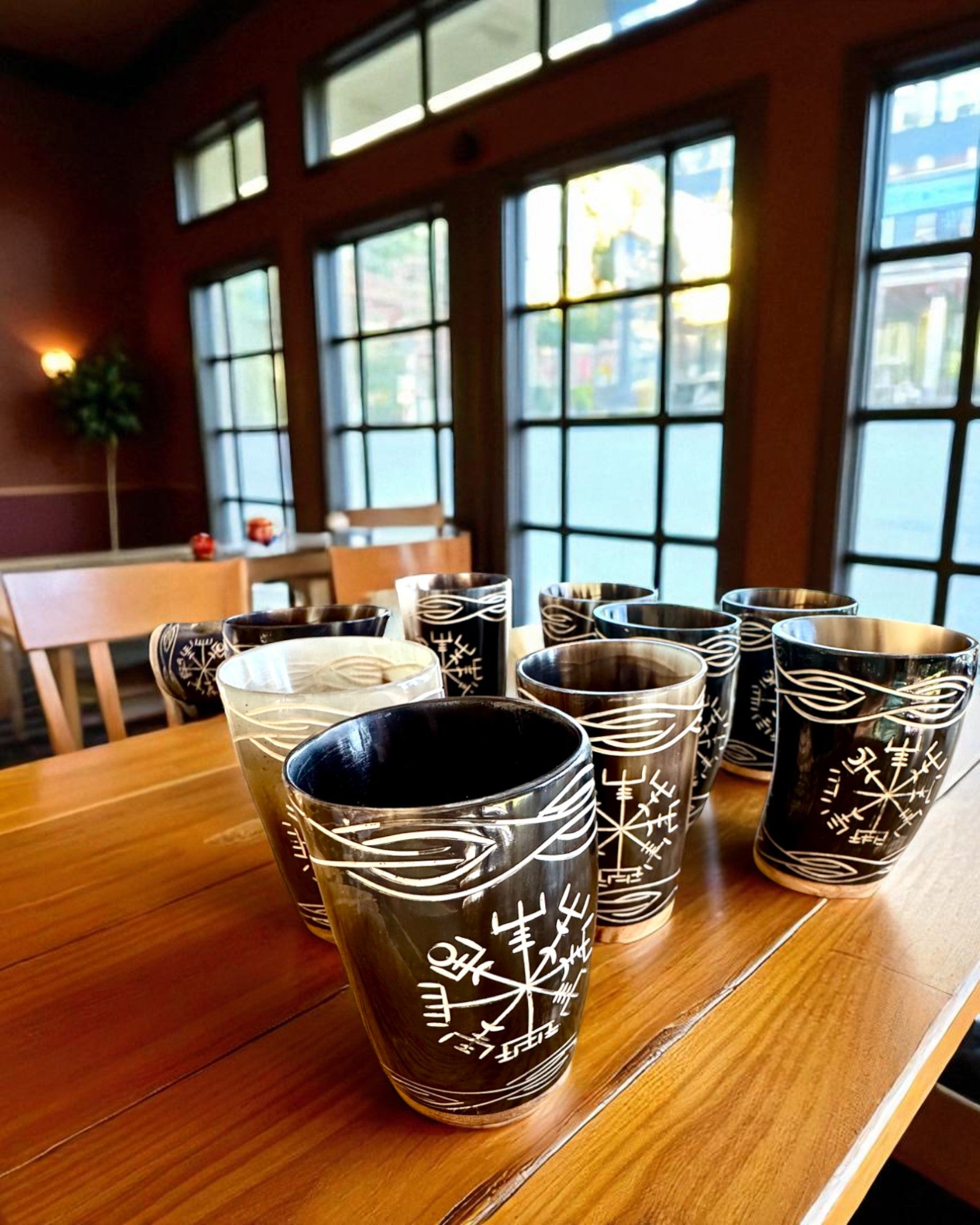 Valknut Käsintehty pieni puhvelinsarvimuki, jossa on pohjoismaisia symboleja, mahdollisuus personointiin lahjaksi kaiverruksella