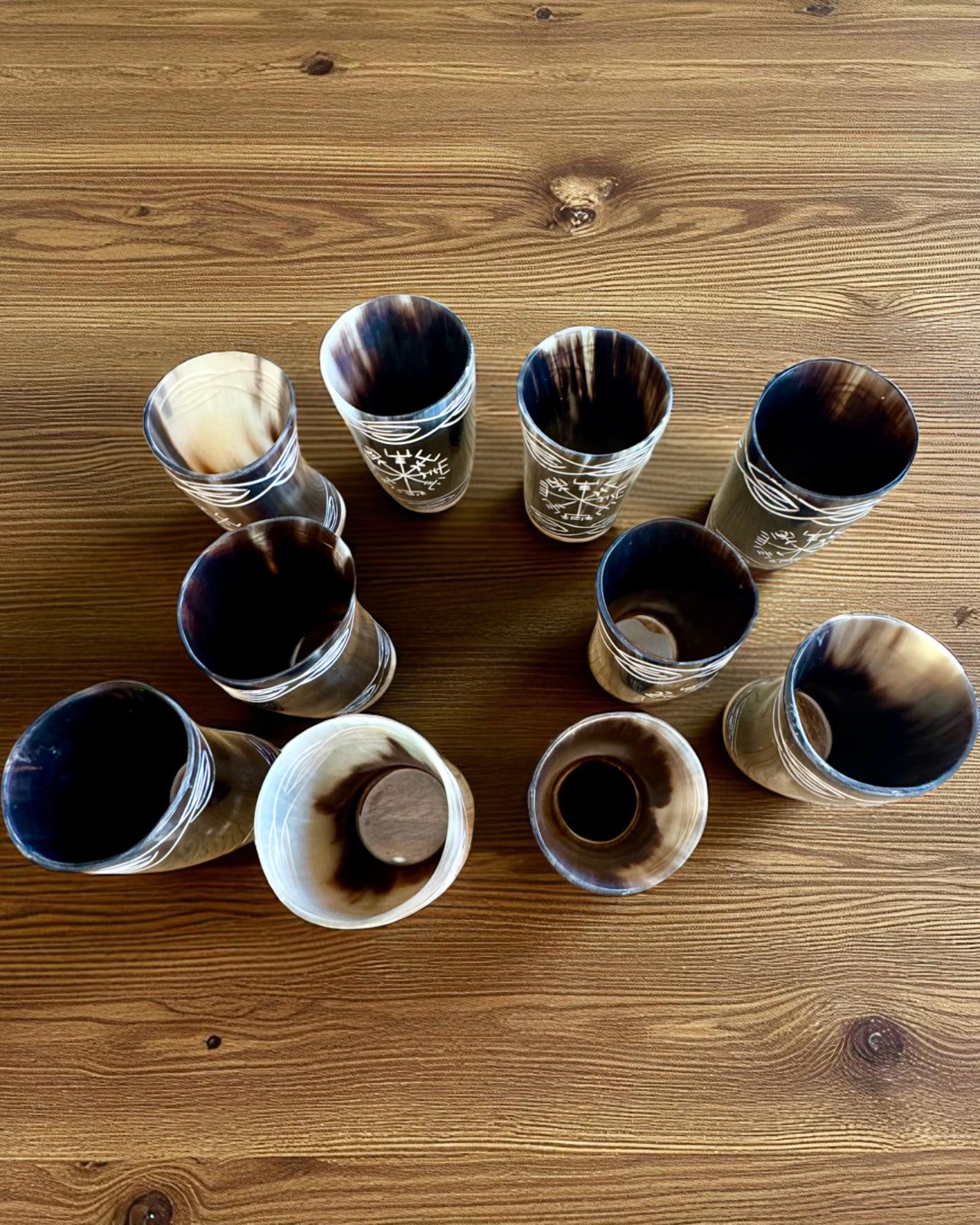 Valknut Käsintehty pieni puhvelinsarvimuki, jossa on pohjoismaisia symboleja, mahdollisuus personointiin lahjaksi kaiverruksella