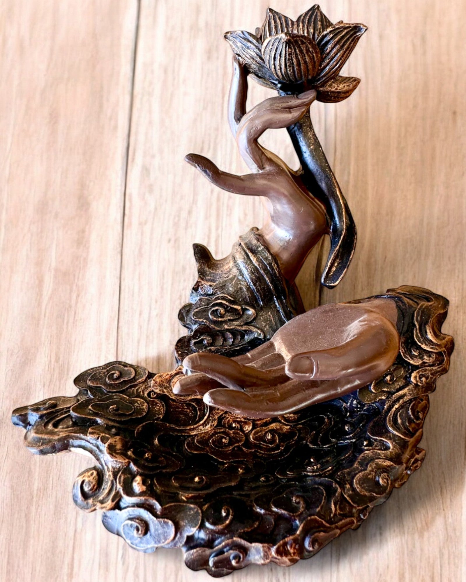 Mystinen Käsi, Suitsukepoltin, suitsukkeen pidike Virtaavalla, mahdollisuus personointiin kaiverruksella lahjaksi