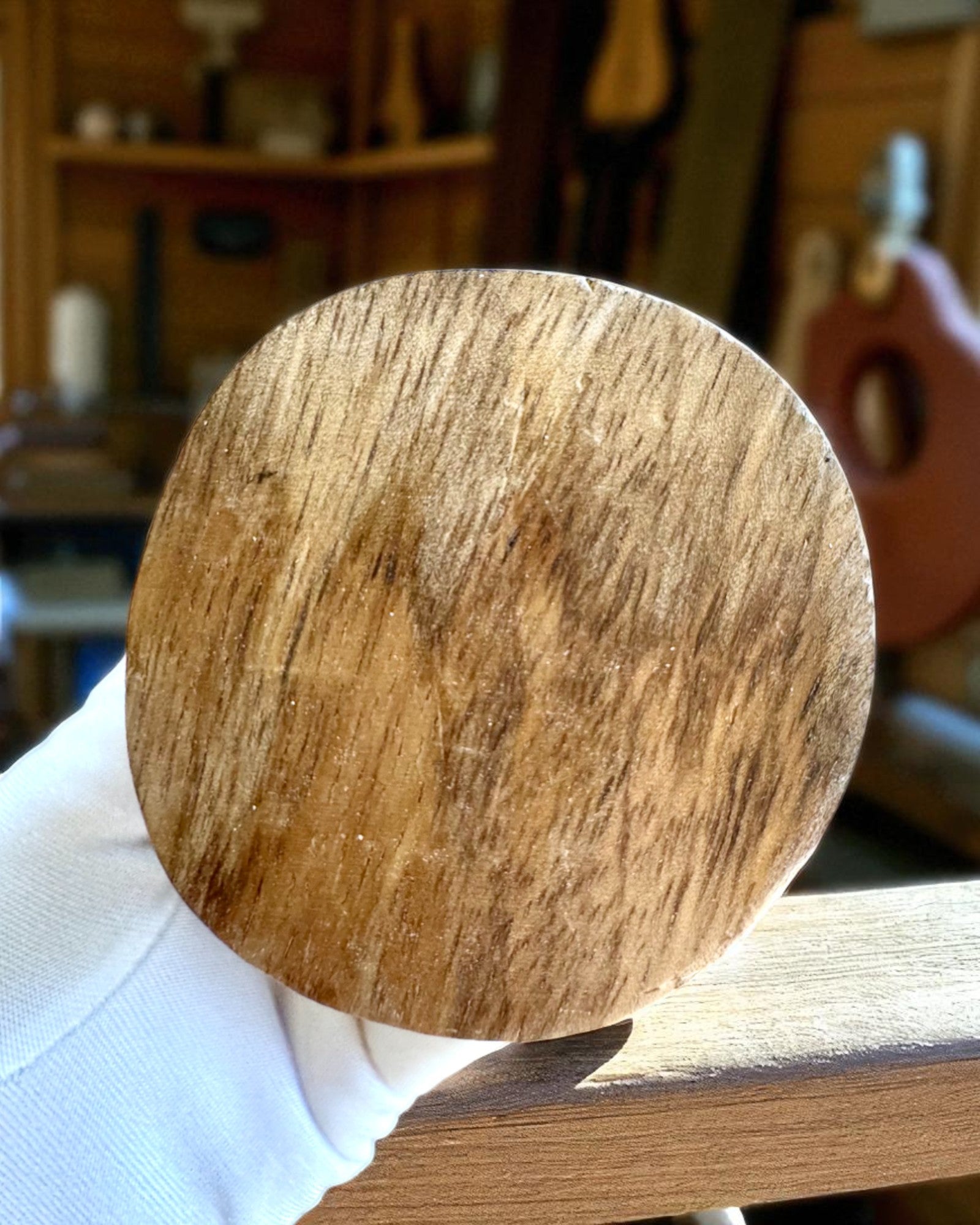 Valknut Käsintehty pieni puhvelinsarvimuki, jossa on pohjoismaisia symboleja, mahdollisuus personointiin lahjaksi kaiverruksella