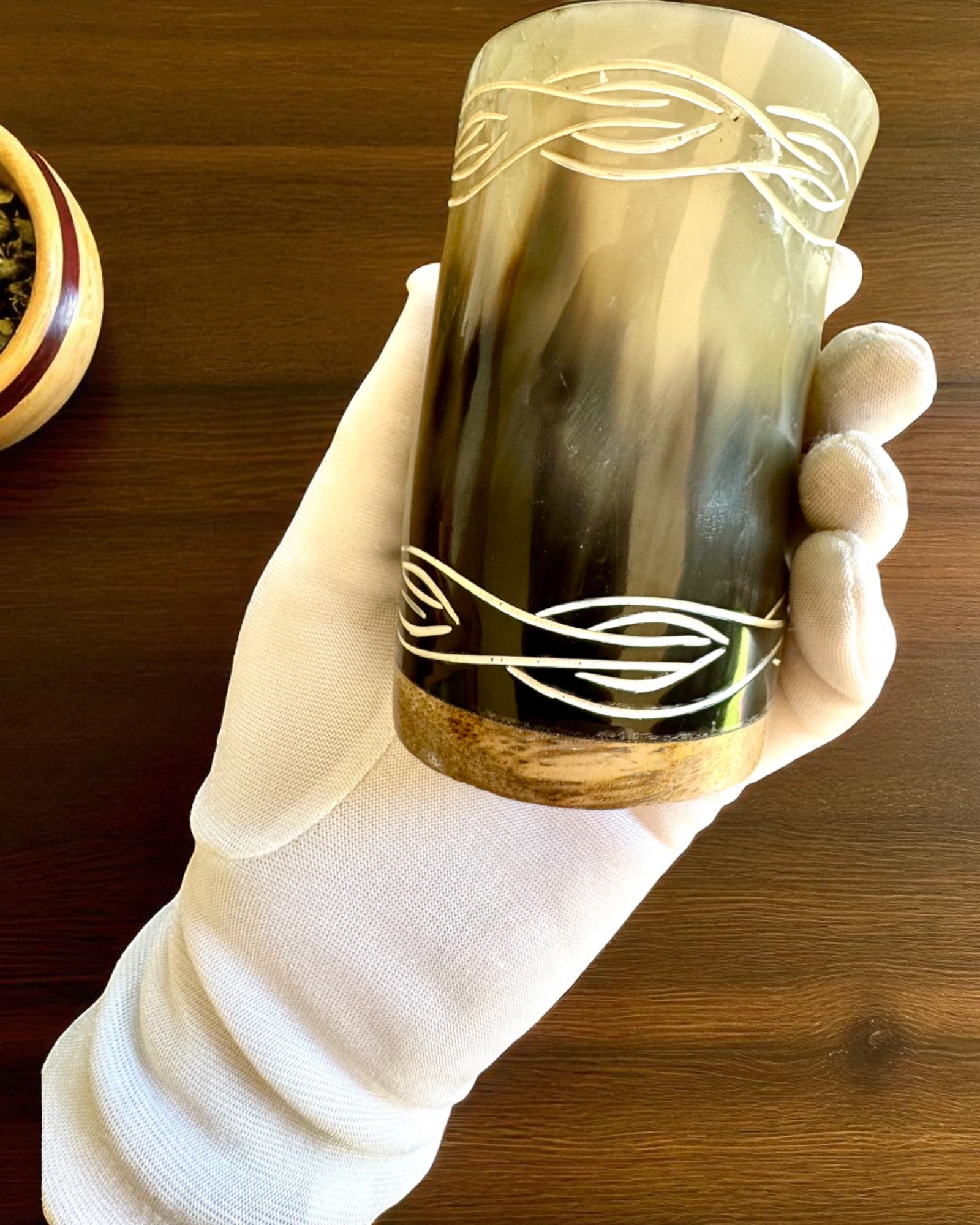 Valknut Käsintehty pieni puhvelinsarvimuki, jossa on pohjoismaisia symboleja, mahdollisuus personointiin lahjaksi kaiverruksella