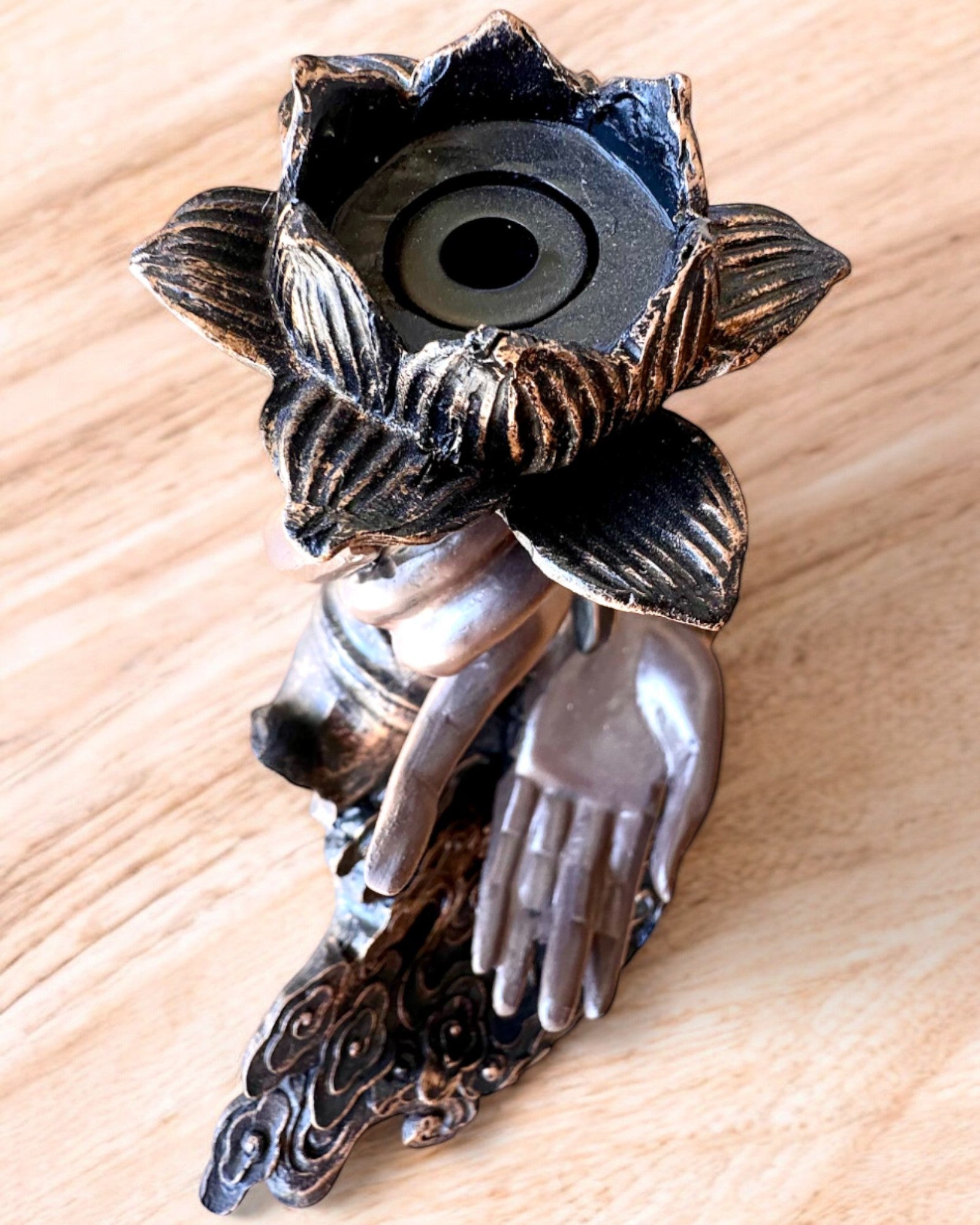 Mystinen Käsi, Suitsukepoltin, suitsukkeen pidike Virtaavalla, mahdollisuus personointiin kaiverruksella lahjaksi