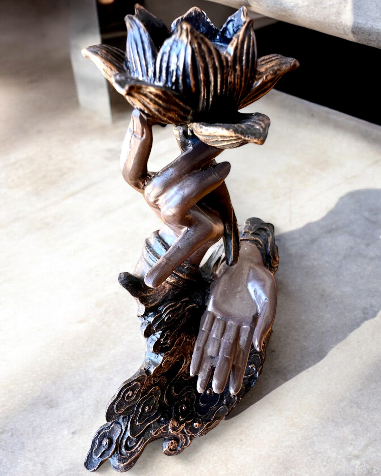 Mystinen Käsi, Suitsukepoltin, suitsukkeen pidike Virtaavalla, mahdollisuus personointiin kaiverruksella lahjaksi