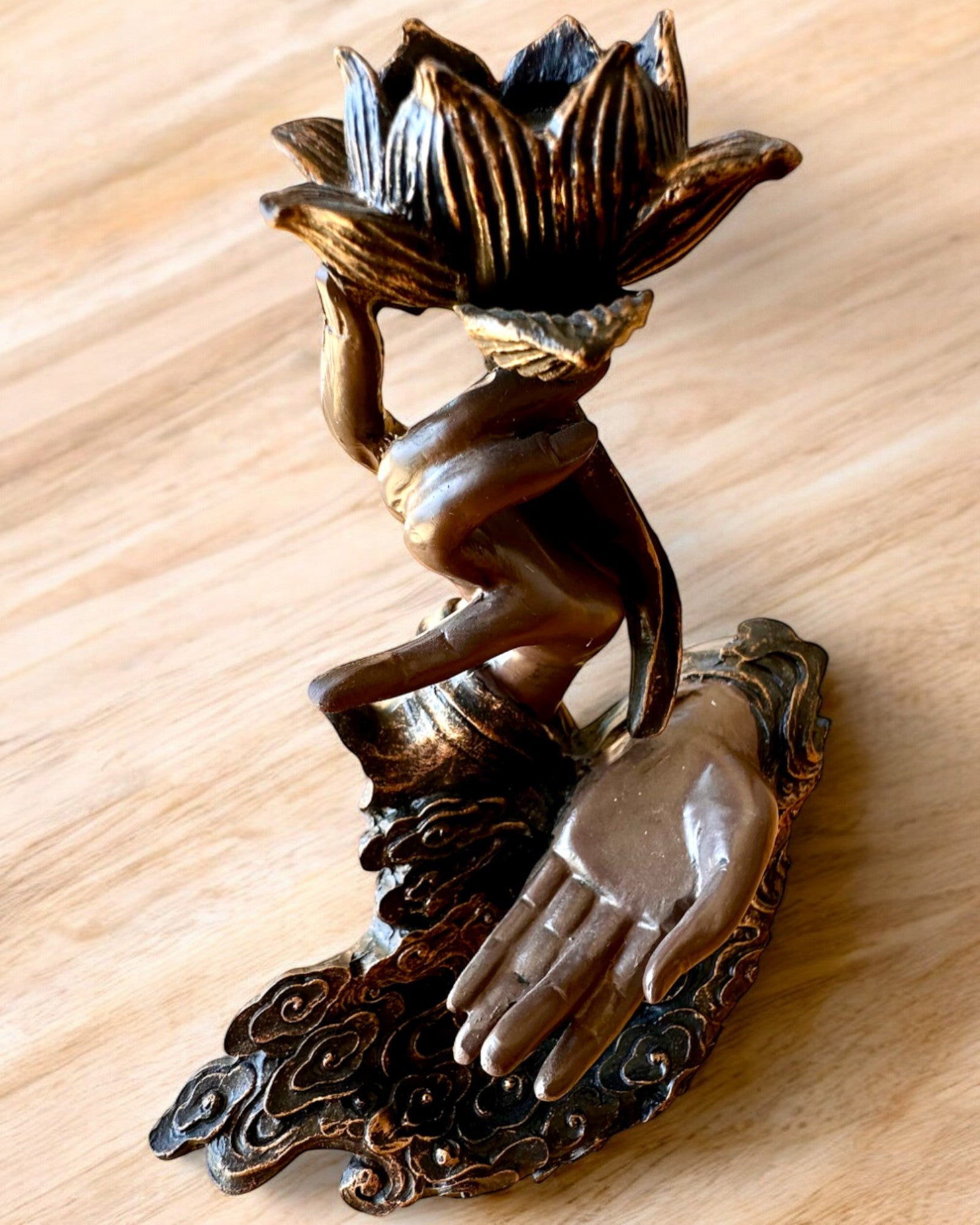 Mystinen Käsi, Suitsukepoltin, suitsukkeen pidike Virtaavalla, mahdollisuus personointiin kaiverruksella lahjaksi