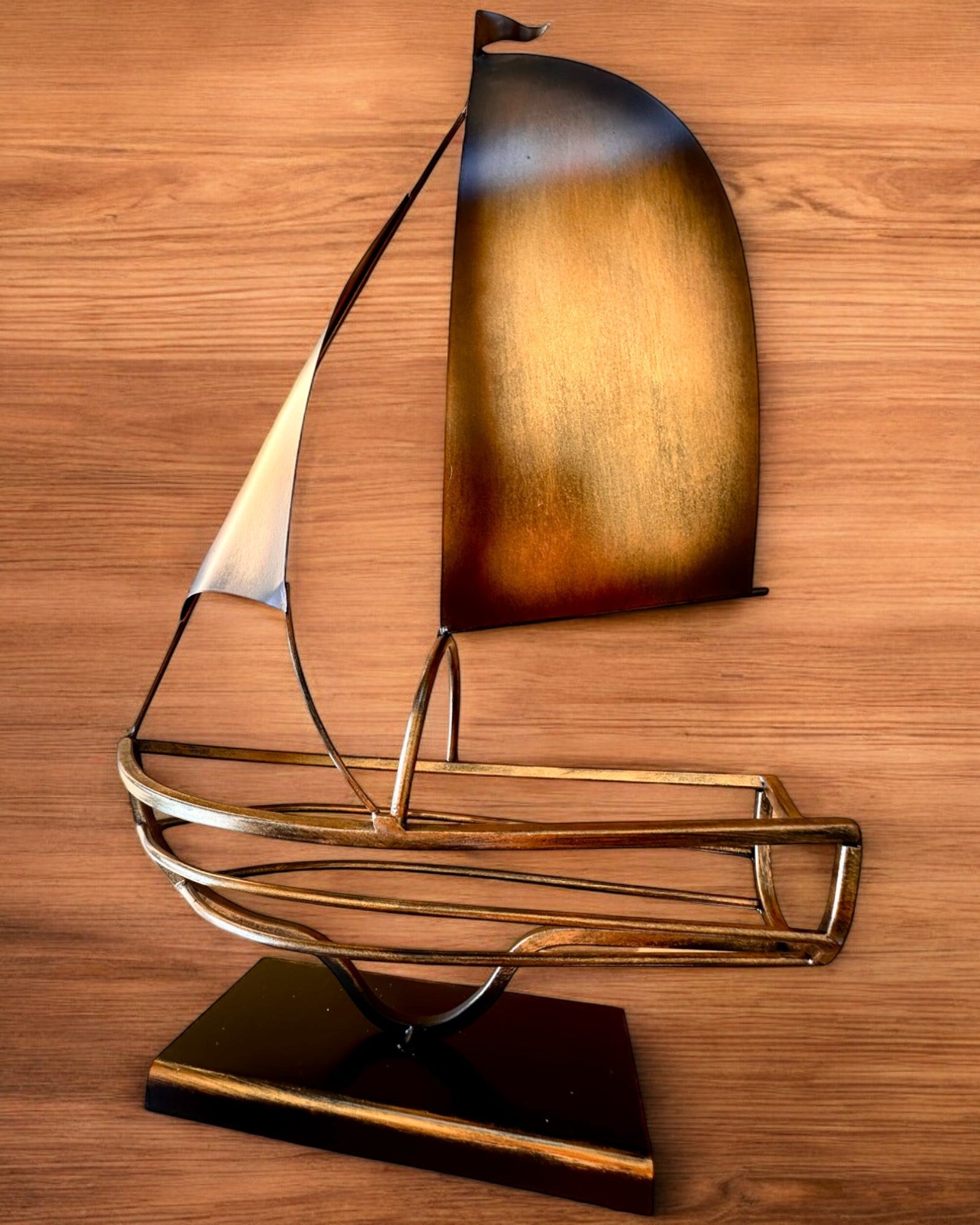 Metallinen viiniteline 45 cm korkea, "Merimiehen Fantasia" - purjelaivan muotoinen, kaiverrusmahdollisuus lahjaksi