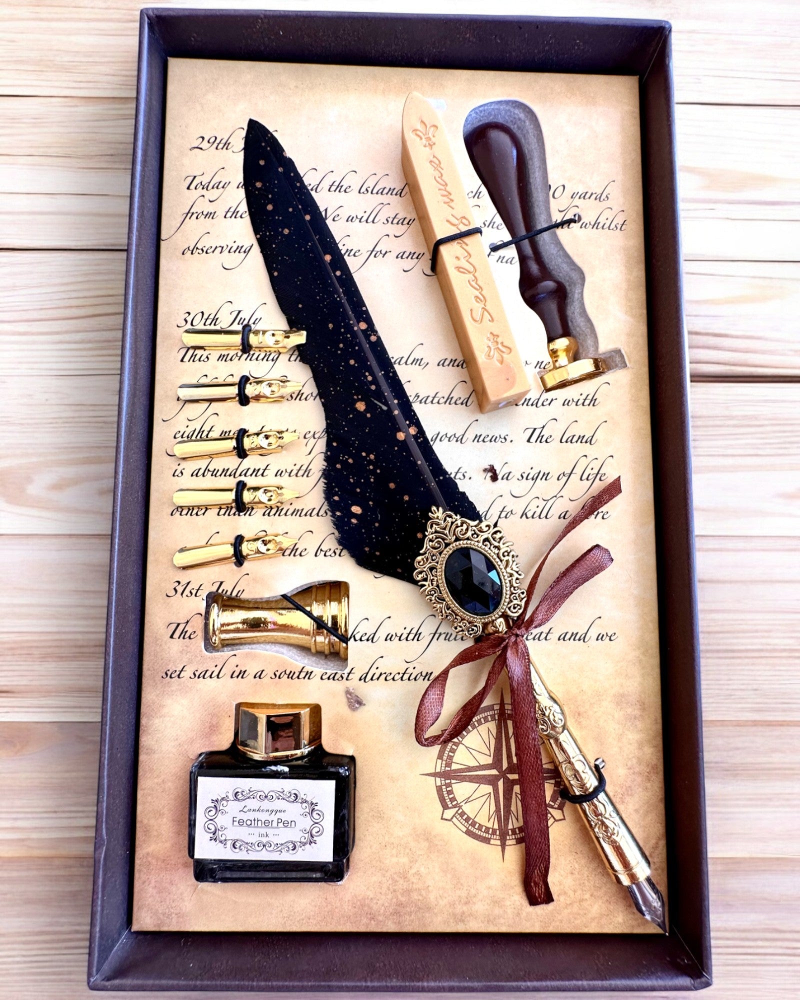 Kalligrafiasetti "Eleganssi Käytännössä" kaiverrusvaihtoehdolla, lahjaksi. 2 värivaihtoehtoa valittavana