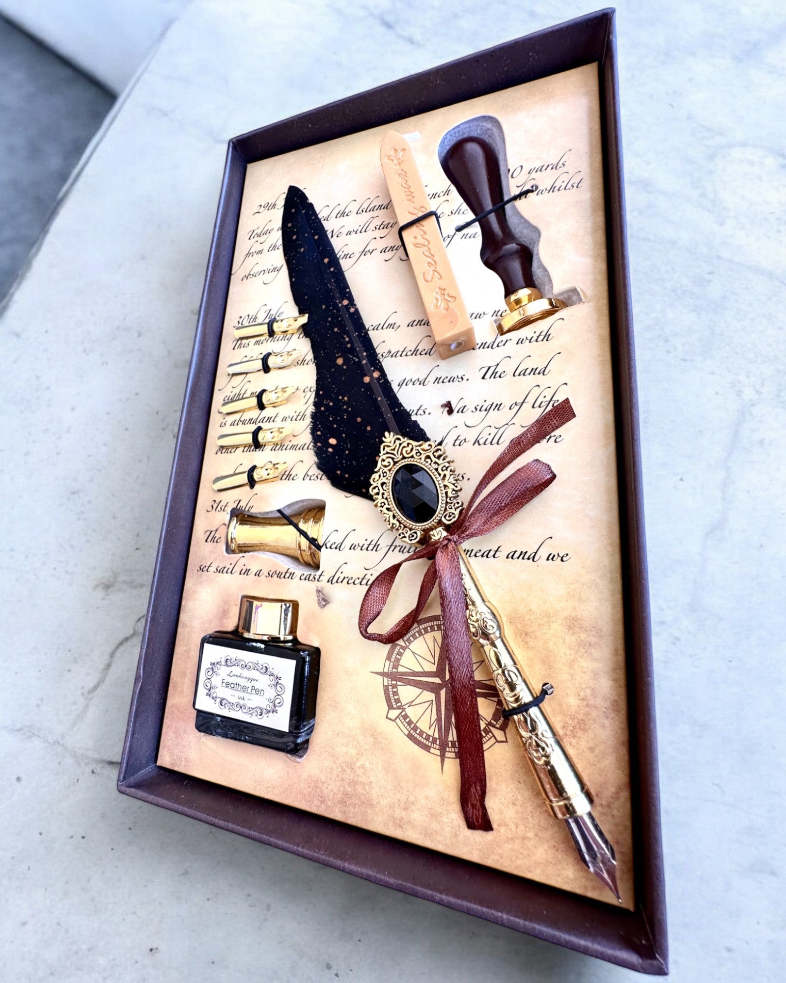 Kalligrafiasetti "Eleganssi Käytännössä" kaiverrusvaihtoehdolla, lahjaksi. 2 värivaihtoehtoa valittavana