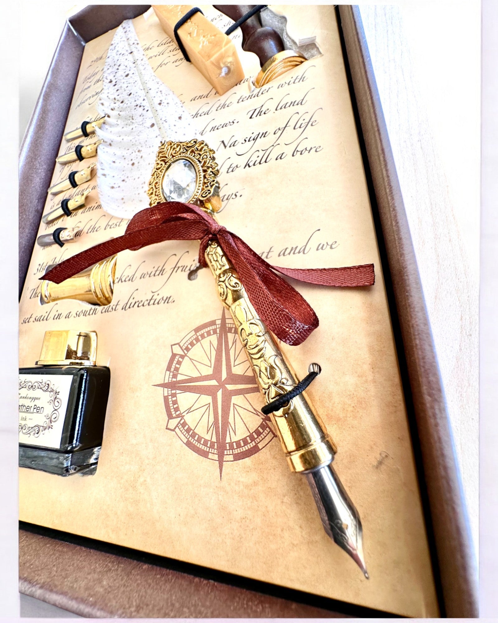 Kalligrafiasetti "Eleganssi Käytännössä" kaiverrusvaihtoehdolla, lahjaksi. 2 värivaihtoehtoa valittavana