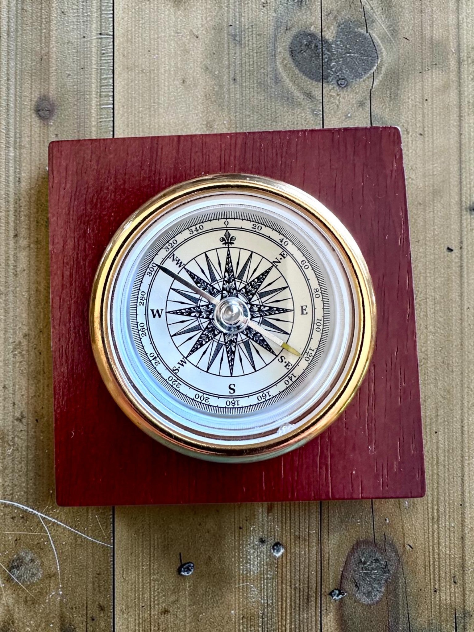 Kompassi „Navigator2” - Klassinen eleganssi messingissä ja puussa, personointi kaiverruksella lahjaksi