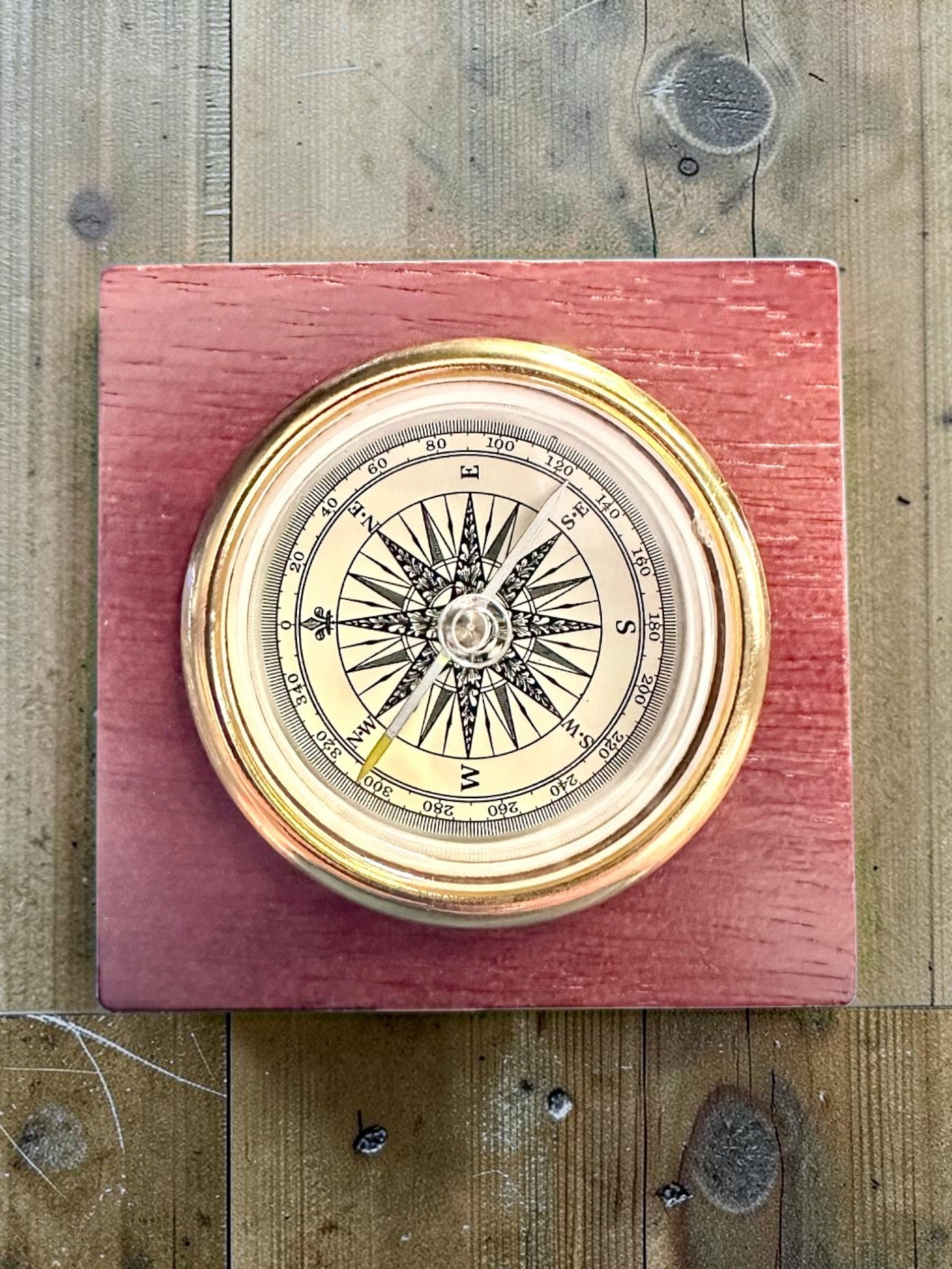 Kompassi „Navigator2” - Klassinen eleganssi messingissä ja puussa, personointi kaiverruksella lahjaksi